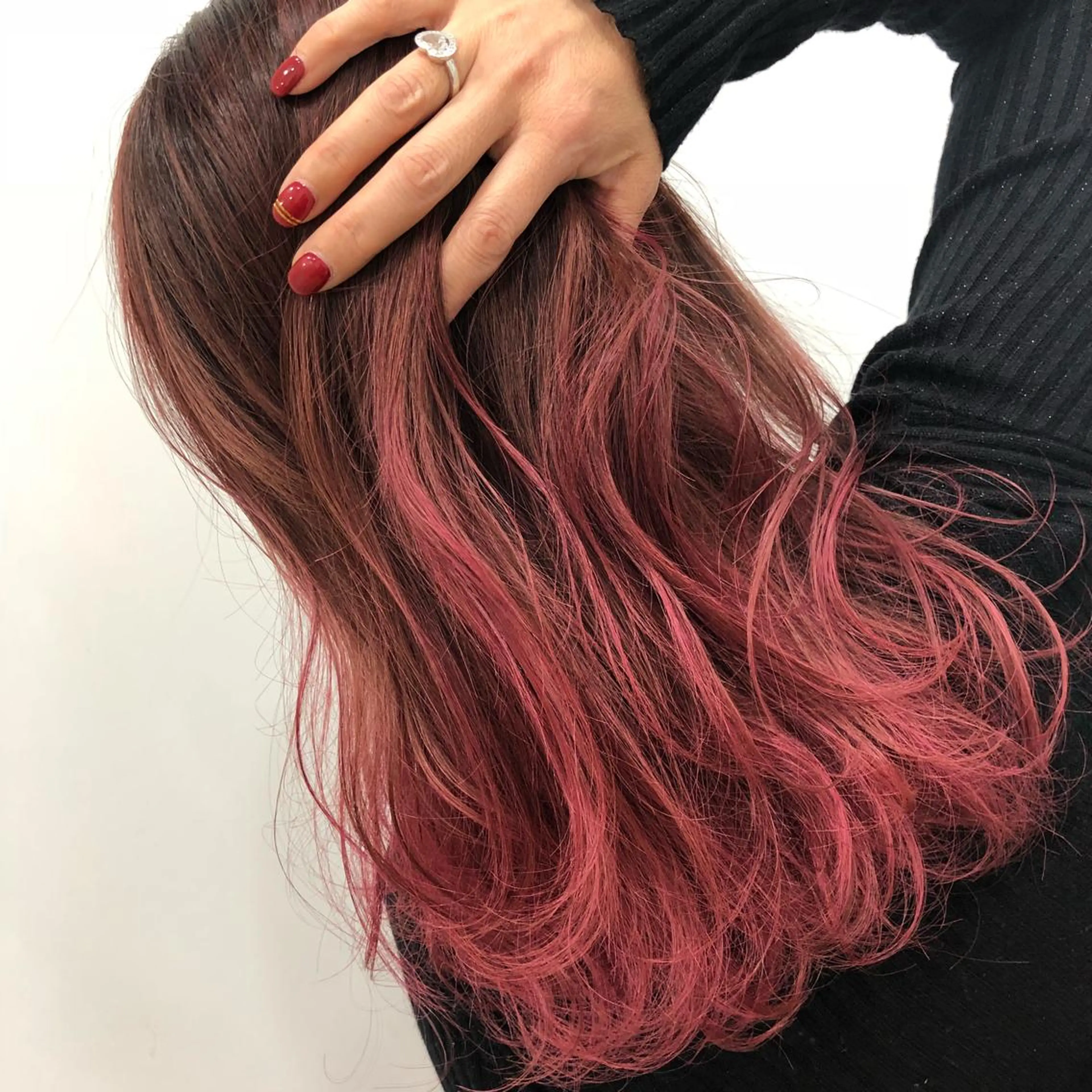 セミロング カラー グラデーションカラー ピンクカラー 佐々木 好乃のヘアスタイル