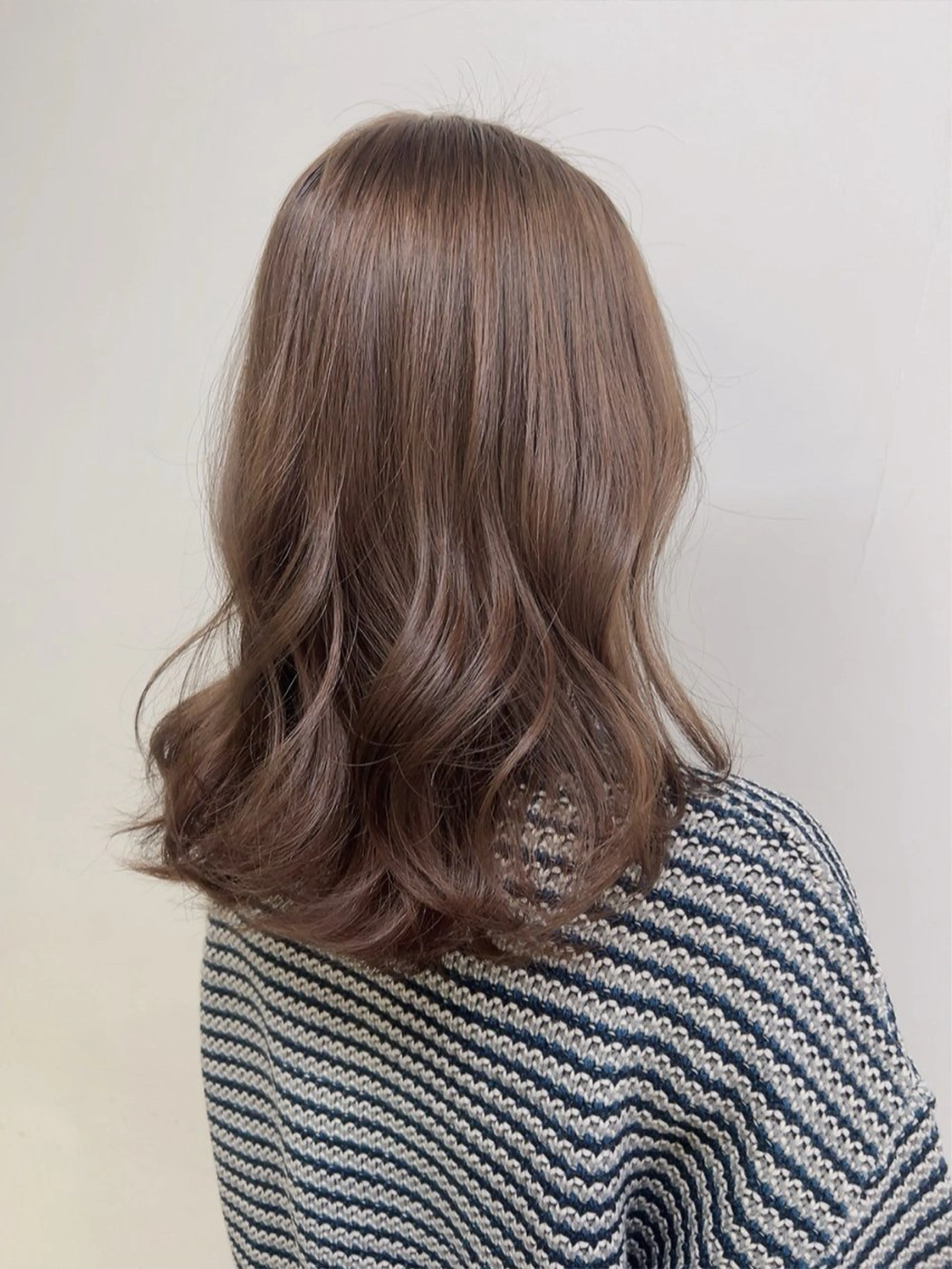 ロング メンズ ヘアカラー 艶感ミルクティー🤍 色落ち綺麗🤍ともやのヘアスタイル