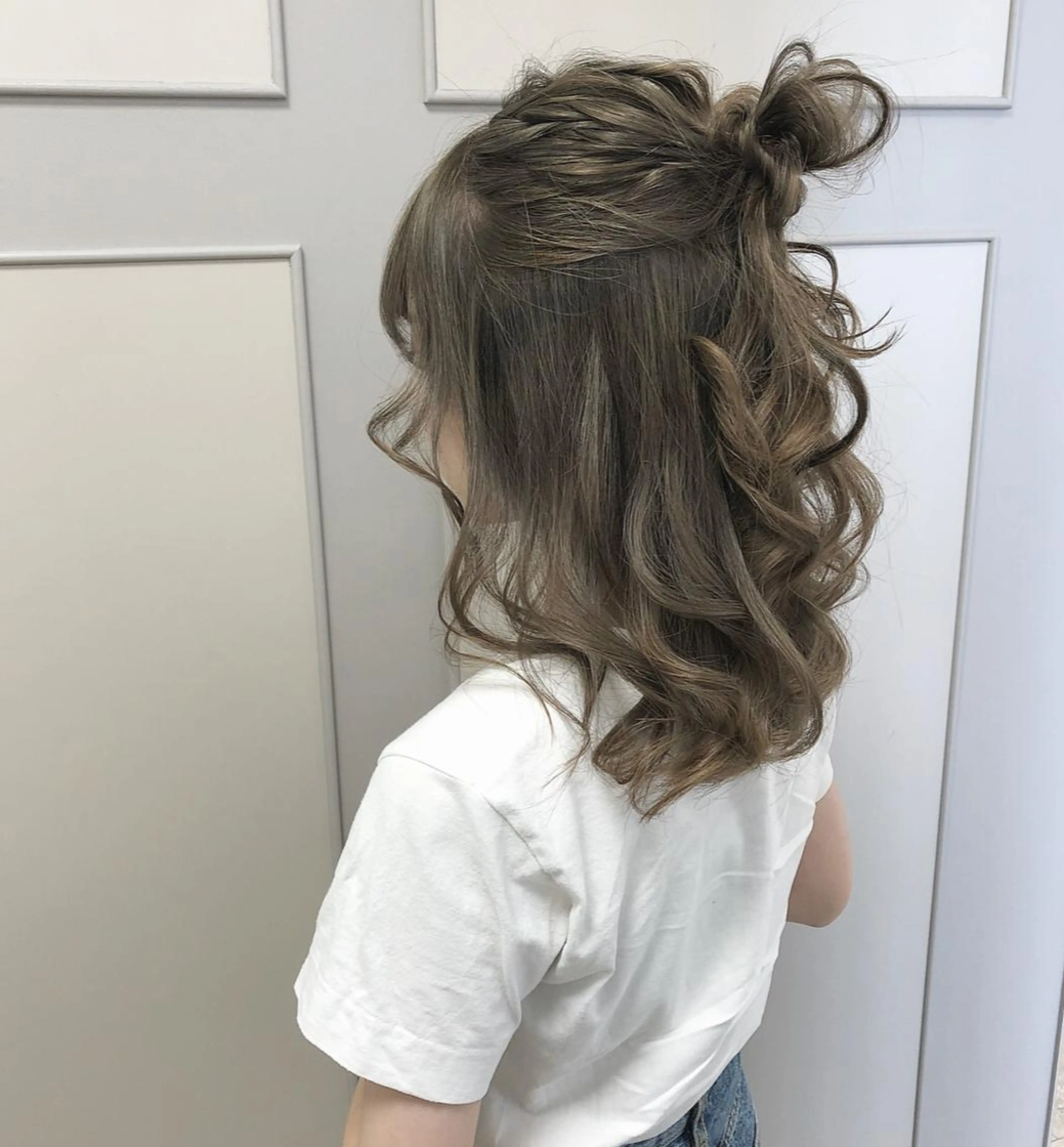 セミロング カラー ヘアアレンジ ハーフアップ お団子ヘア グレージュ オリーブグレージュ オリーブグレー ヘアカラー トリートメント autre所属・大久保 ひでなりのヘアスタイル