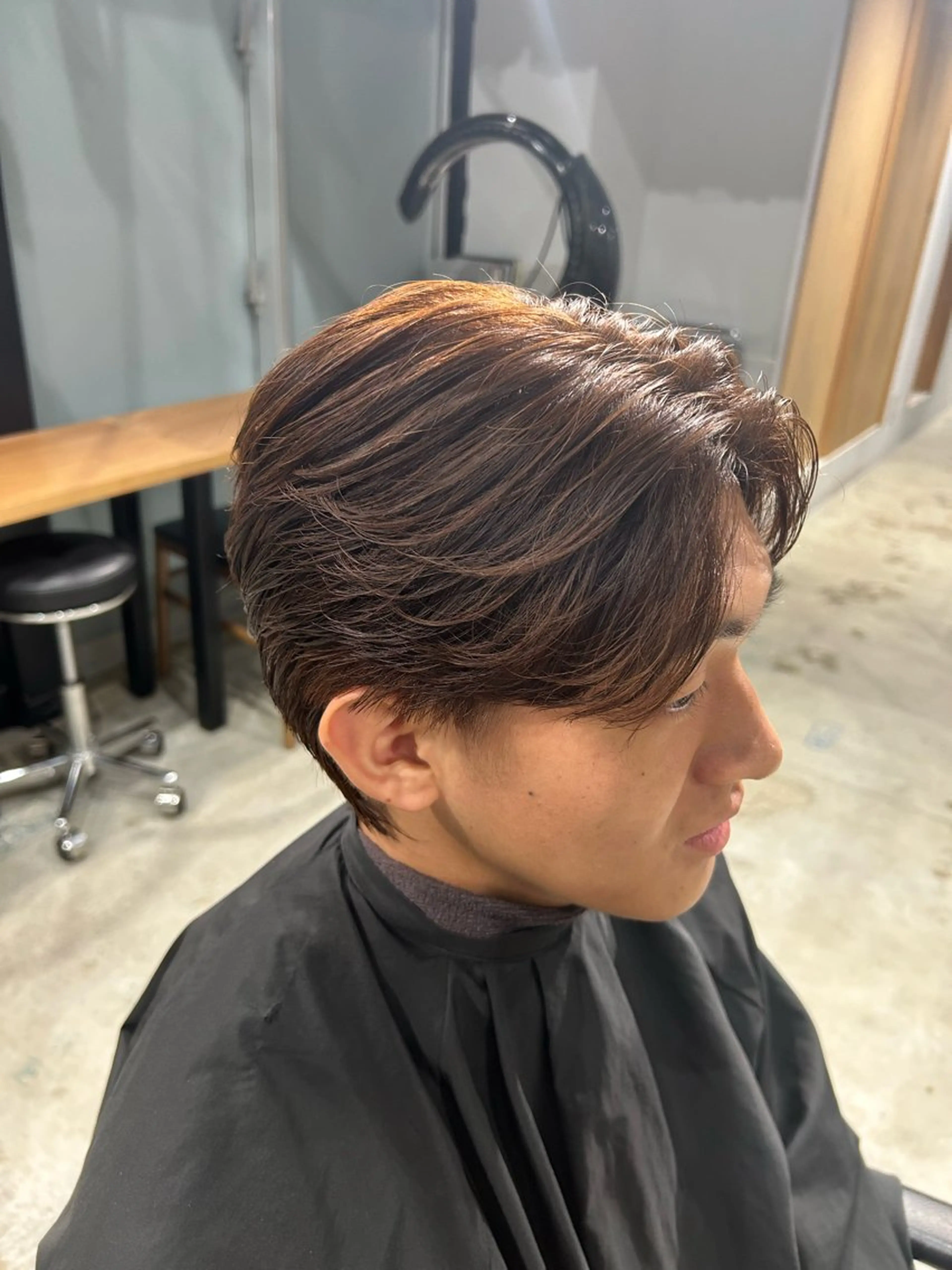 ショート カラー メンズ メンズブリーチ ビジネス ダウンパーマ フェードカット フェザーパーマ ブリーチなしリタッチ /メンズパーマのヘアスタイル