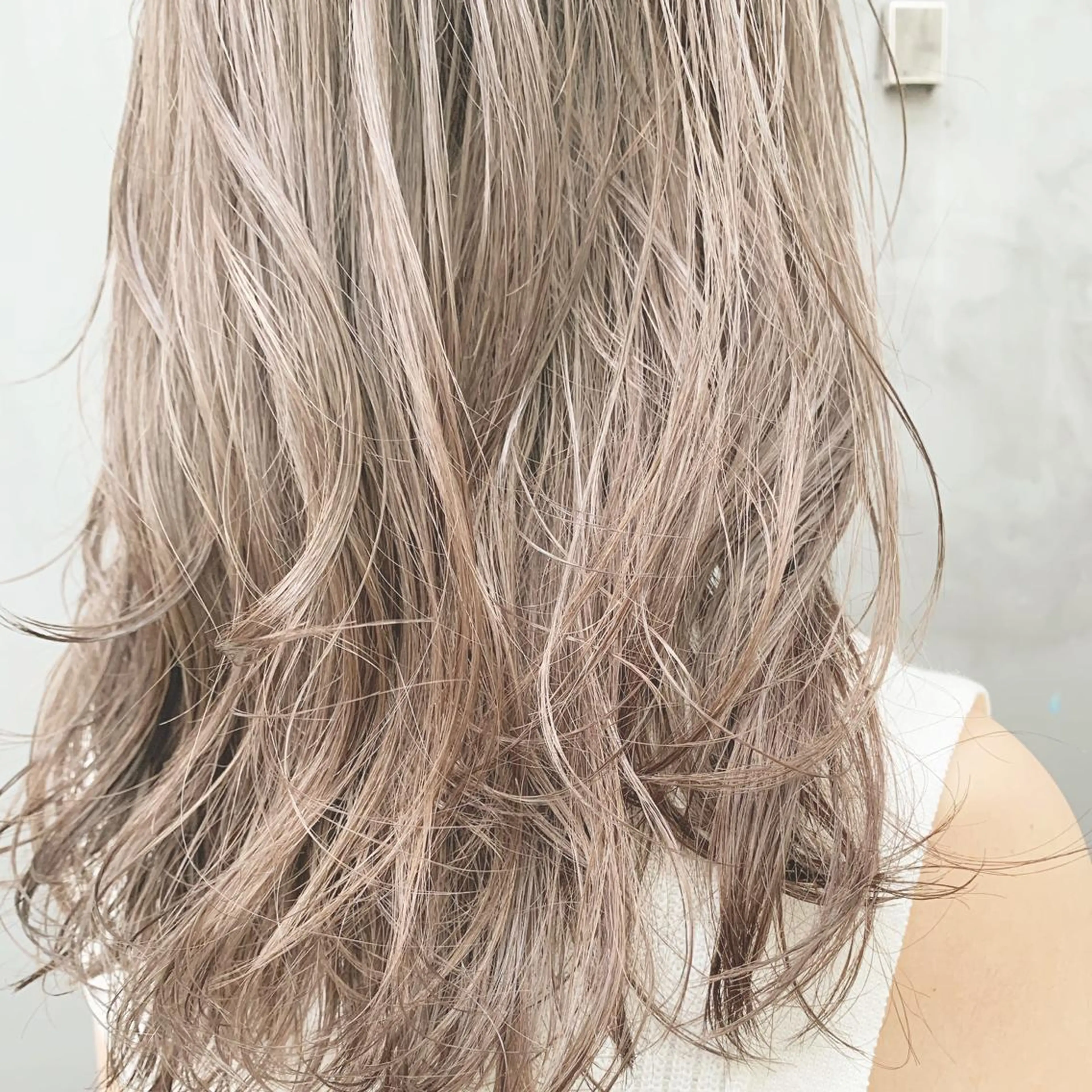 ミディアム カラー ヘアアレンジ ベージュカラー ハイライトカラー ミルクティーベージュ ハイライト ヘアカラー トリートメント 🌿ニュアンスパーマ /ショート淳平のヘアスタイル