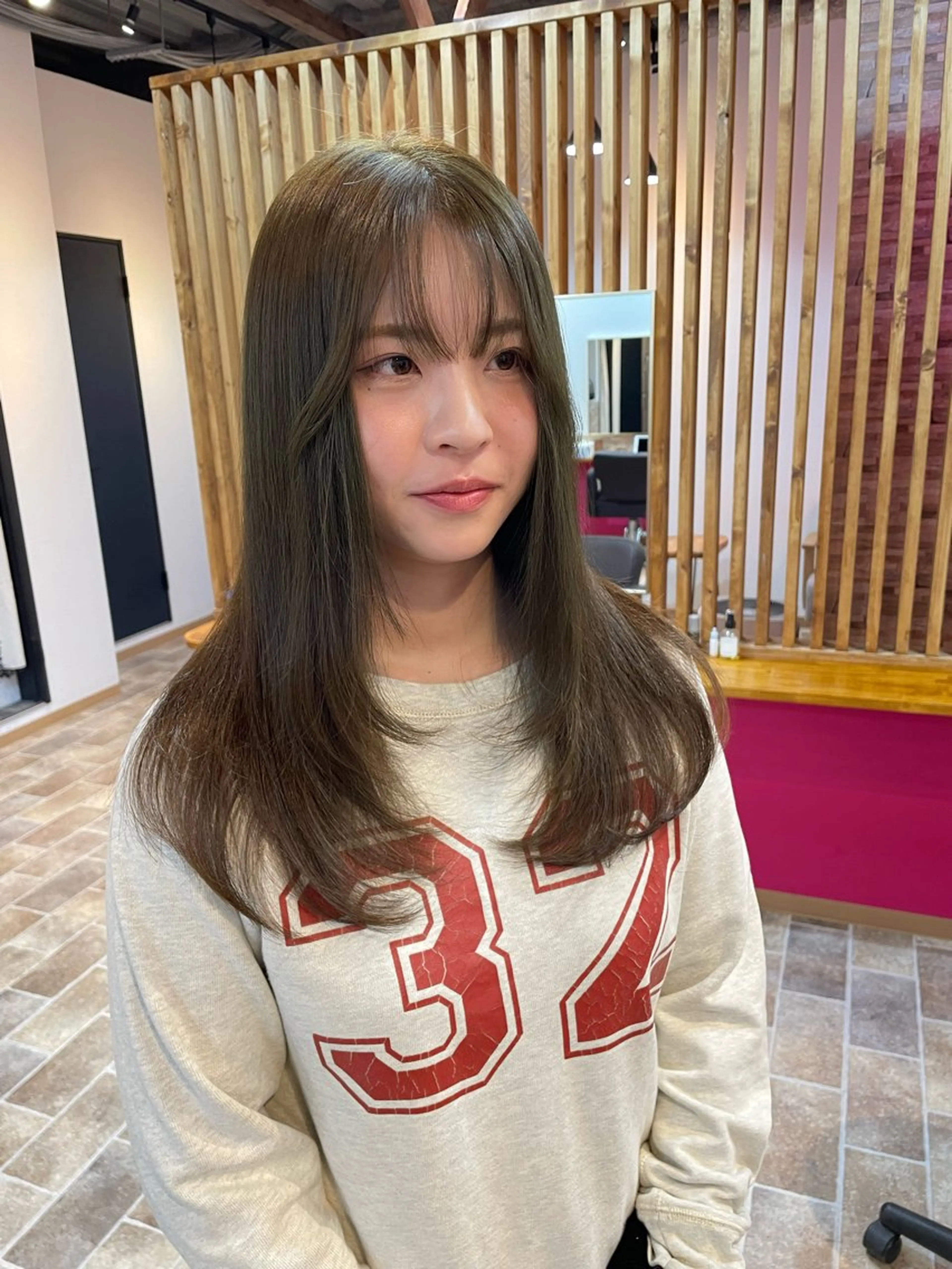 ロング カラー ベージュカラー オリーブベージュ オリーブカラー レイヤーカット カット ヘアカラー トリートメント STAR RIVER所属・YUI/ ブリーチカラー🌷のヘアスタイル