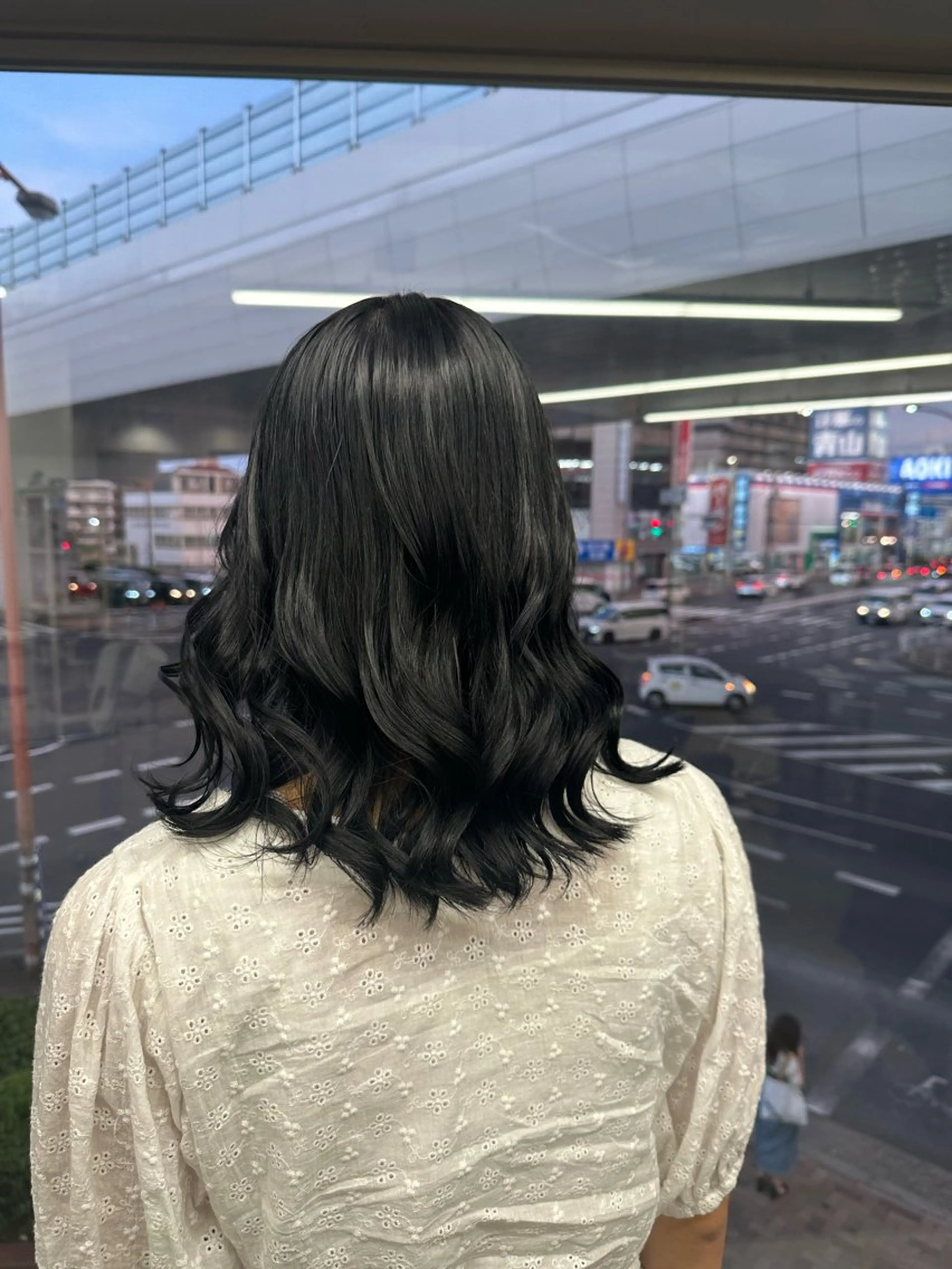 ミディアム カラー 黒髪 ブルーカラー ブルーブラック ヘアカラー 岡山 紗里奈のヘアスタイル