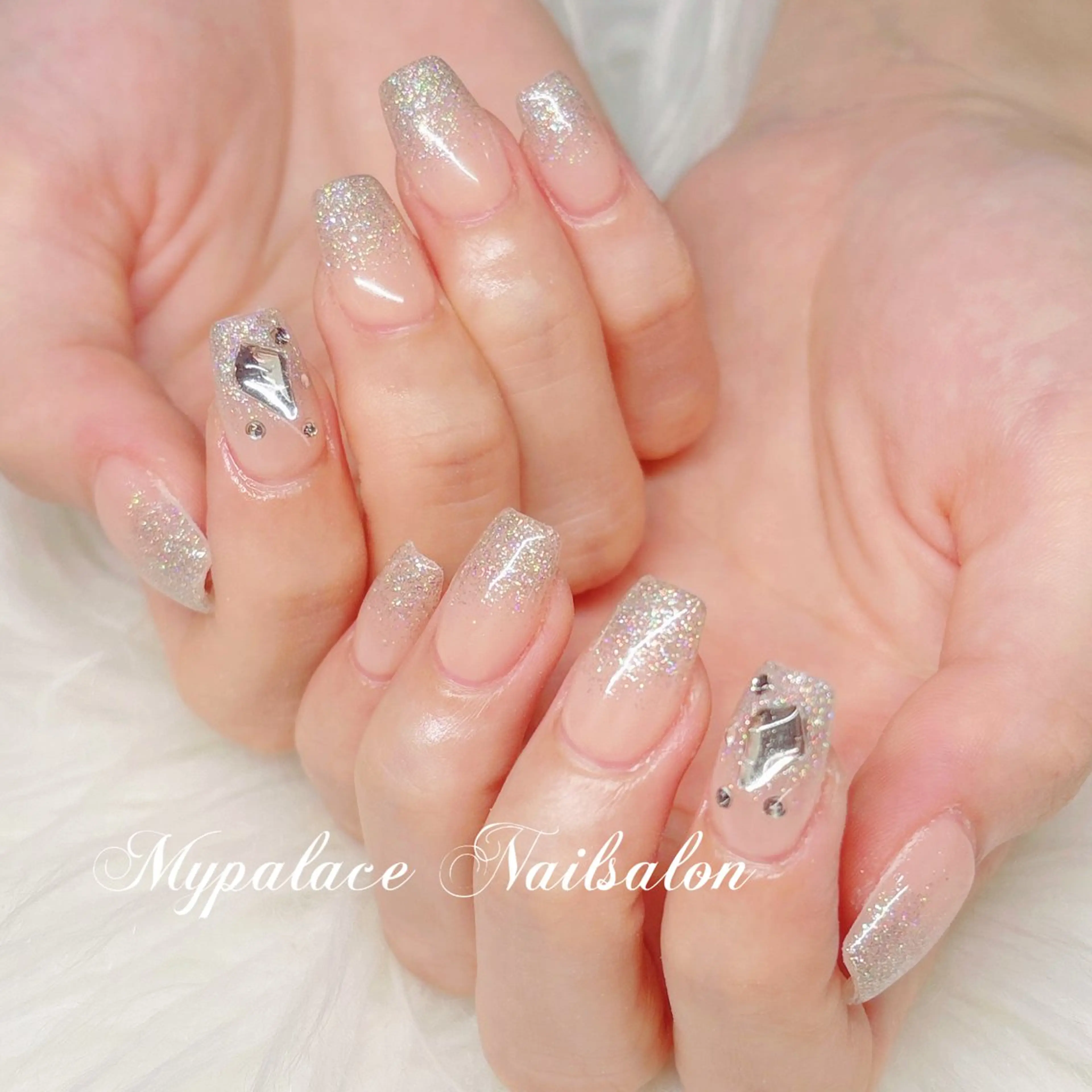 ネイル グラデーション キラキラネイル ラメ(グリッター) ラメグラデーション ストーンネイル ハンドネイル Yuis Nailスカルプ専門のネイルデザイン