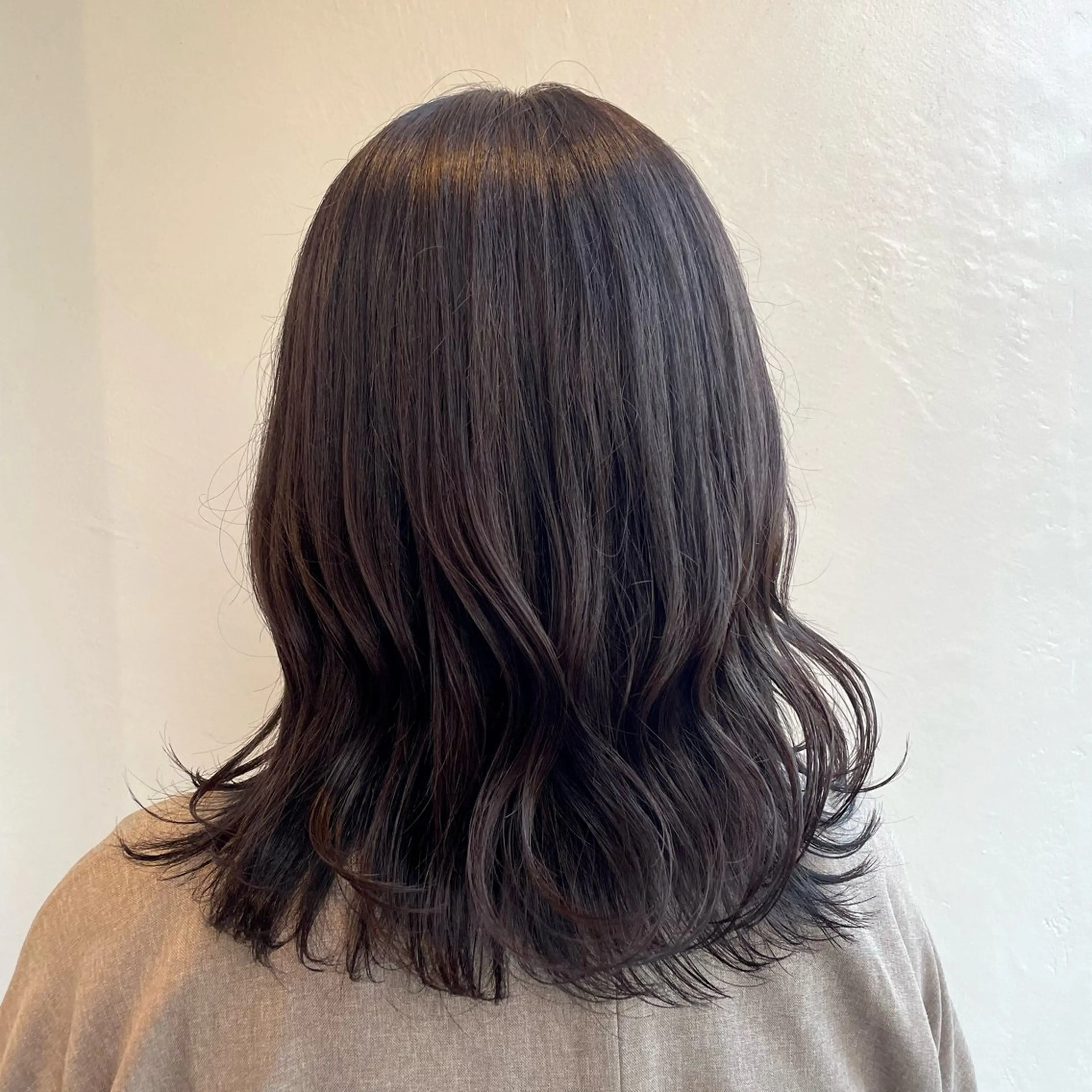 ミディアム カット ヘアカラー 岡本 彩香のヘアスタイル