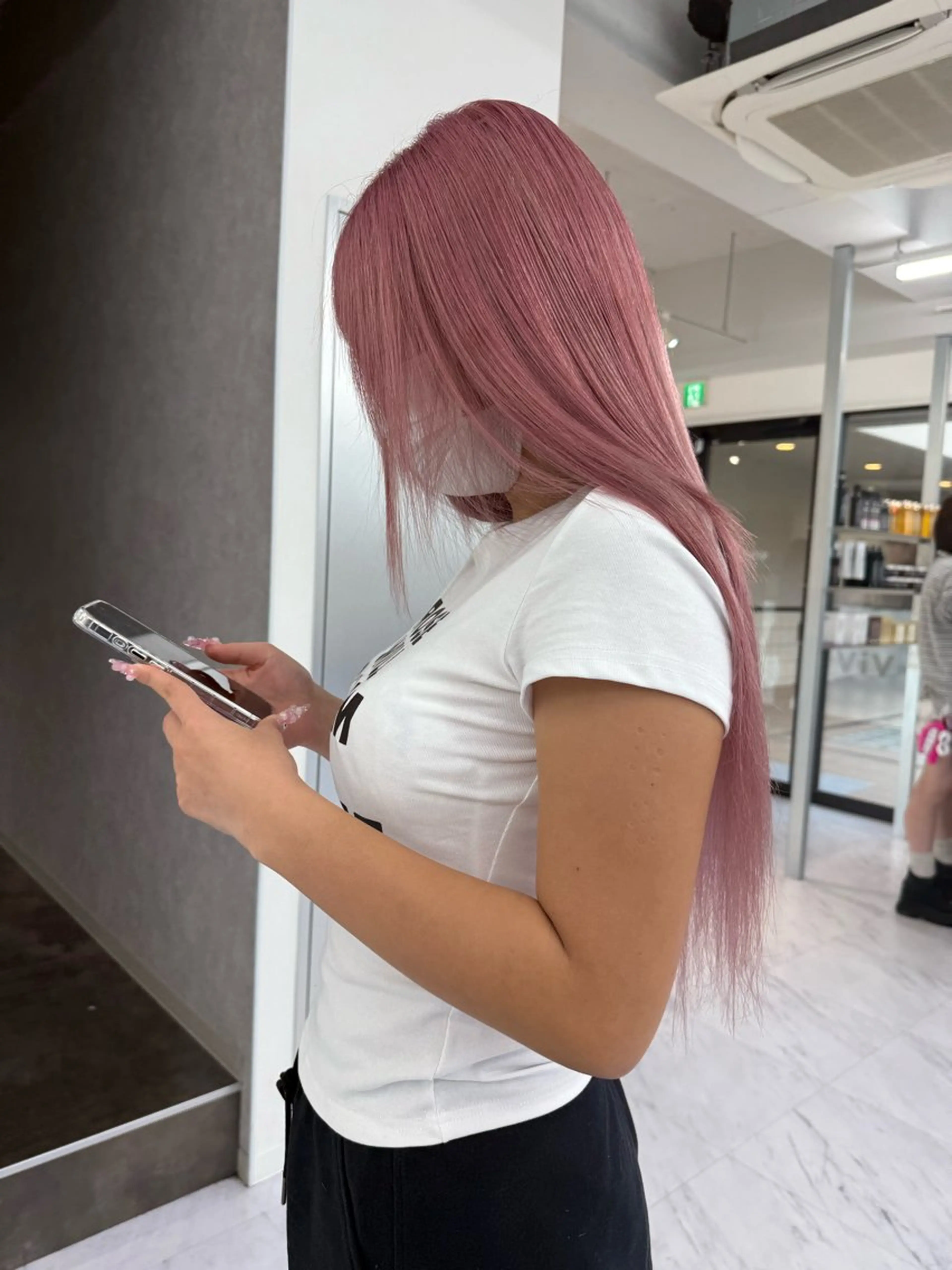 ロング カラー ベージュカラー ブリーチ ケアブリーチ デザインカラー ダブルカラー ヘアカラー トリートメント 宮崎　達也 ミルクティーベージュのヘアスタイル