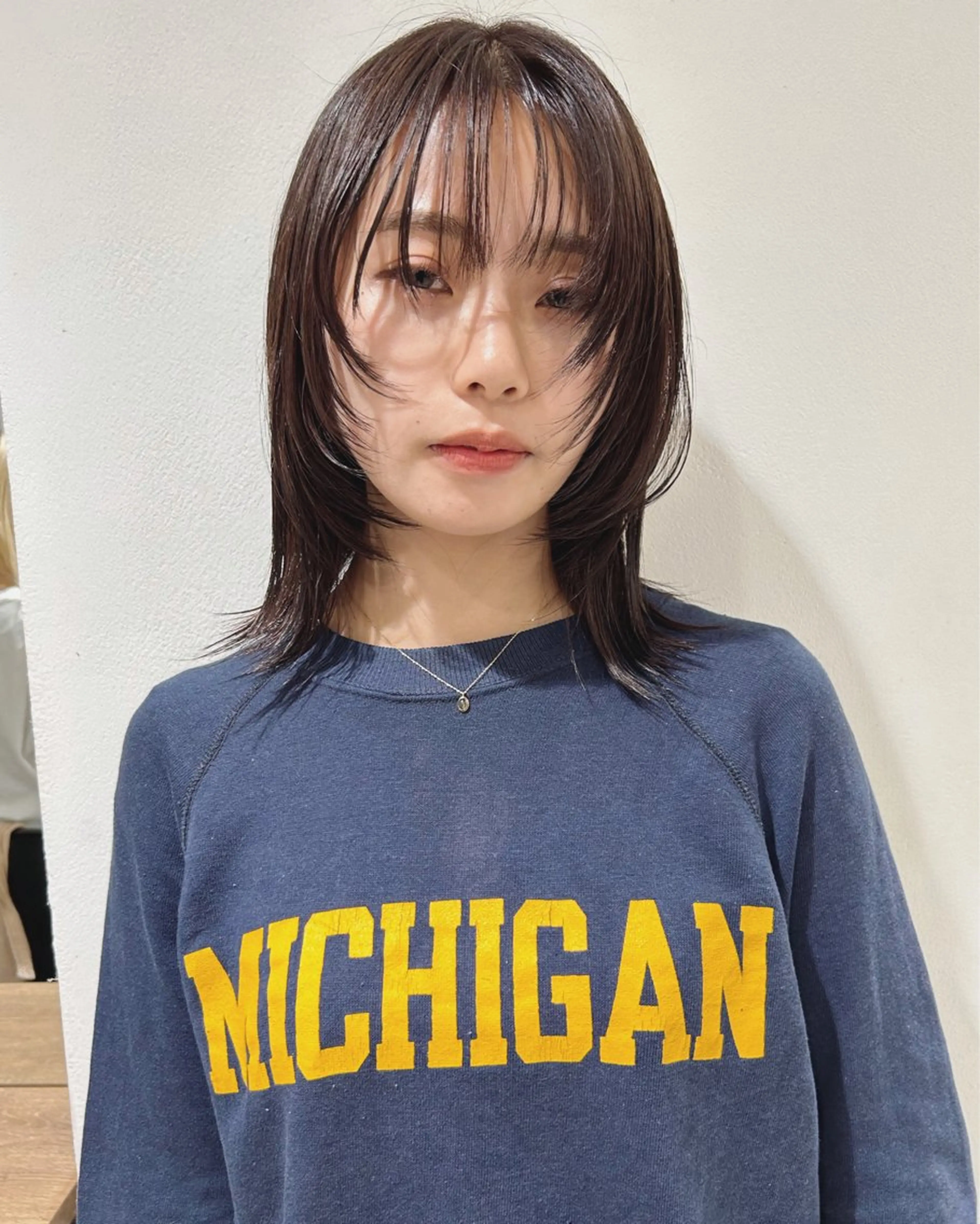 ミディアム カラー ミディアムレイヤー レイヤーカット カット ヘアカラー トリートメント Loom.所属・村上雅人 ナチュラルモードのヘアスタイル