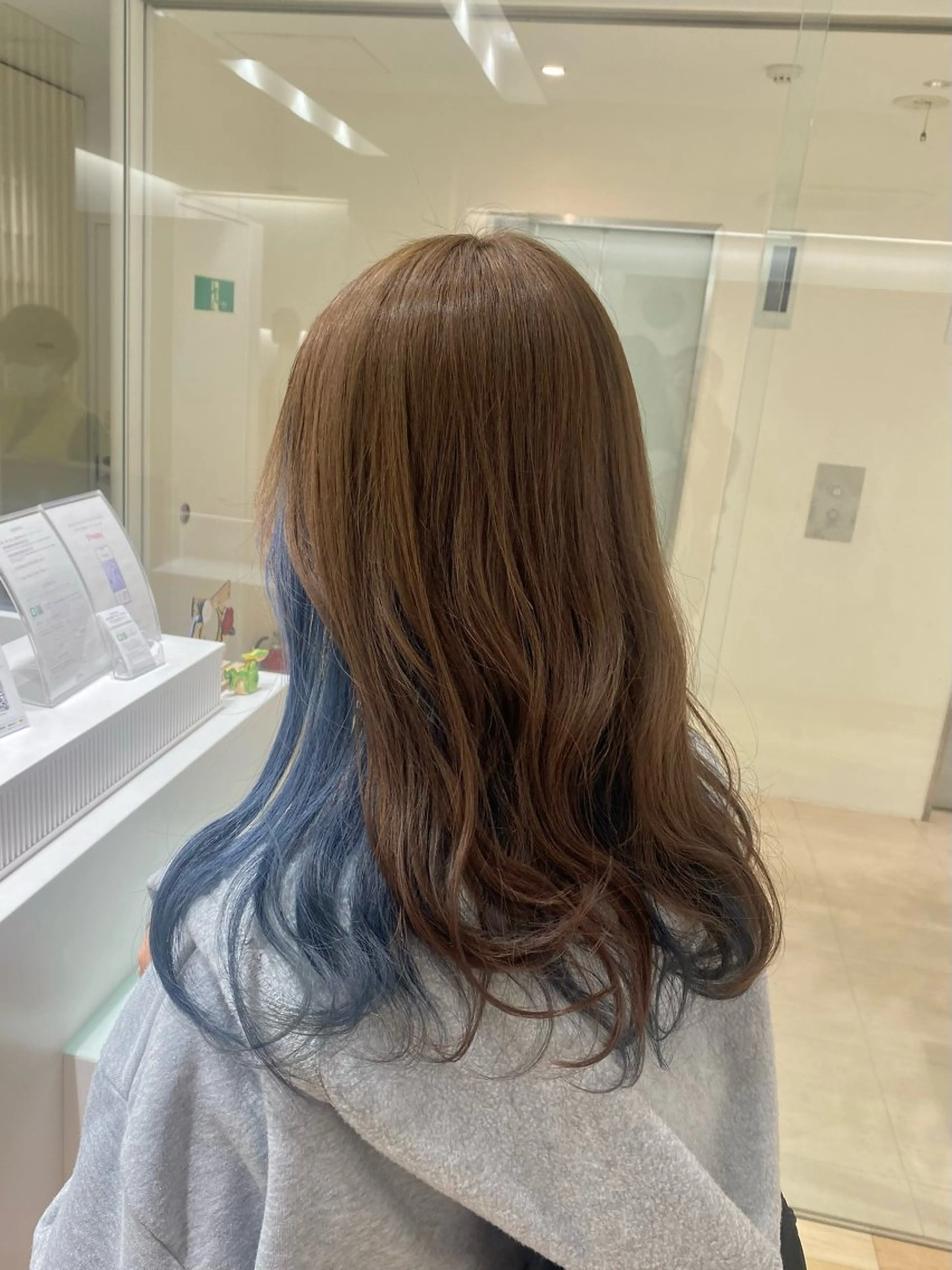 ロング カラー ベージュカラー ブリーチ ブルーカラー ブリーチなしカラー オリーブベージュ カット ヘアカラー トリートメント 松永 わかなのヘアスタイル