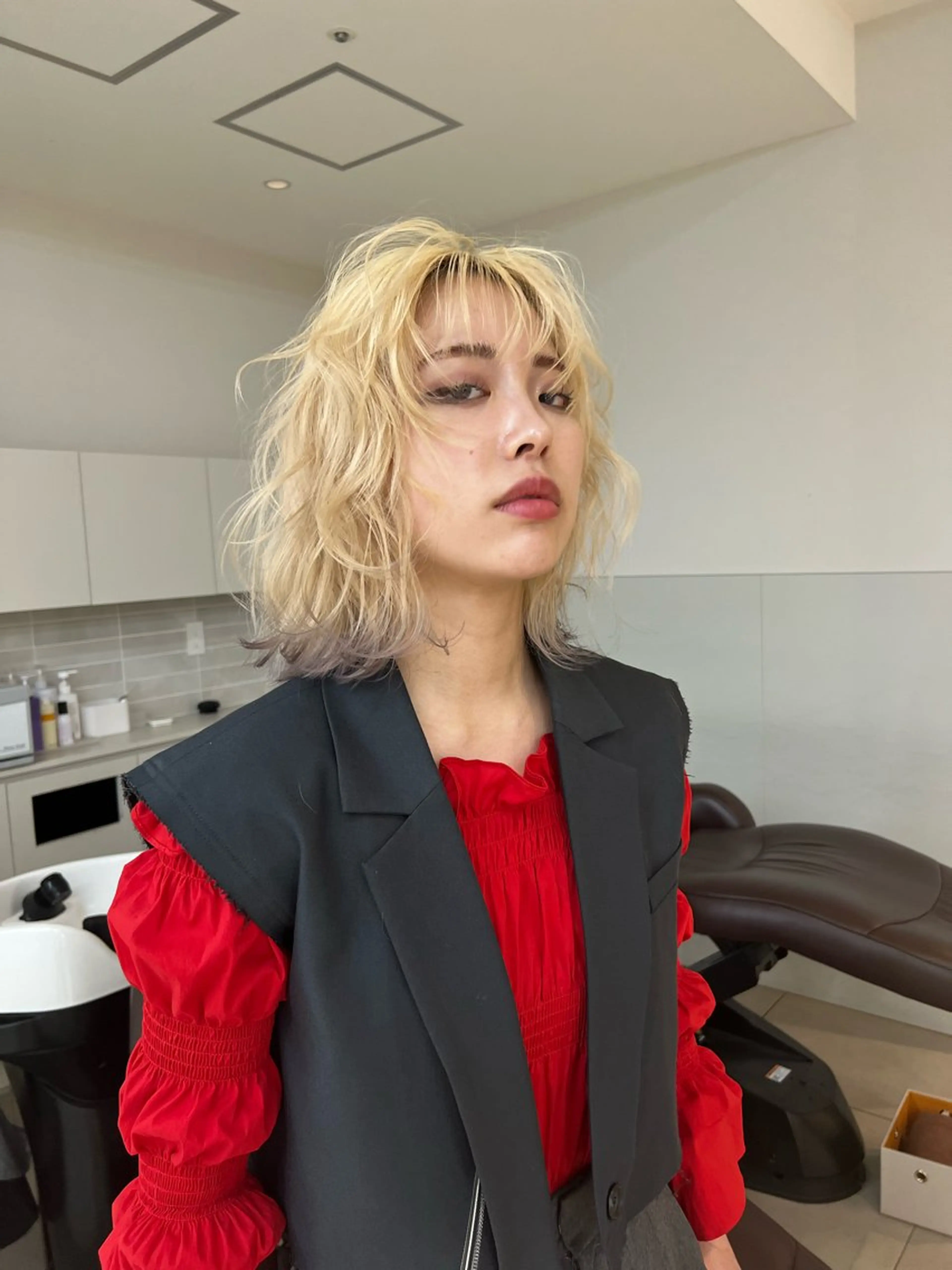 ショート カラー アッシュ アッシュブラウン ブリーチ ブラウンカラー ケアブリーチ ニュアンスレイヤー ハイトーンカラーのヘアスタイル