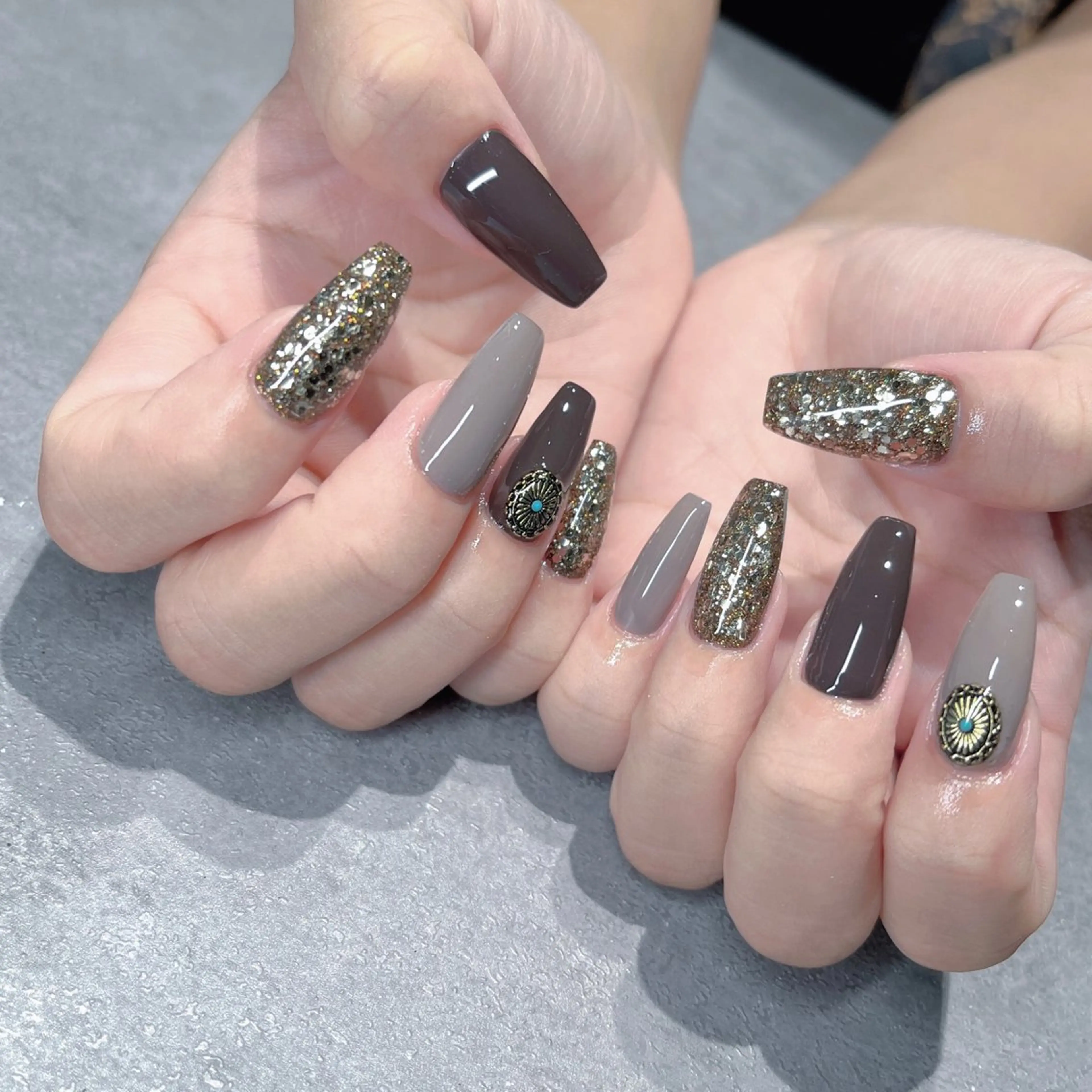 ネイル フットネイル フレンチネイル ジェルネイル ラメ(グリッター) ラメグラデーション ハンドネイル NEO Beauty Salon所属・𝐍𝐄𝐎 𝐉𝐔𝐑𝐈のネイルデザイン