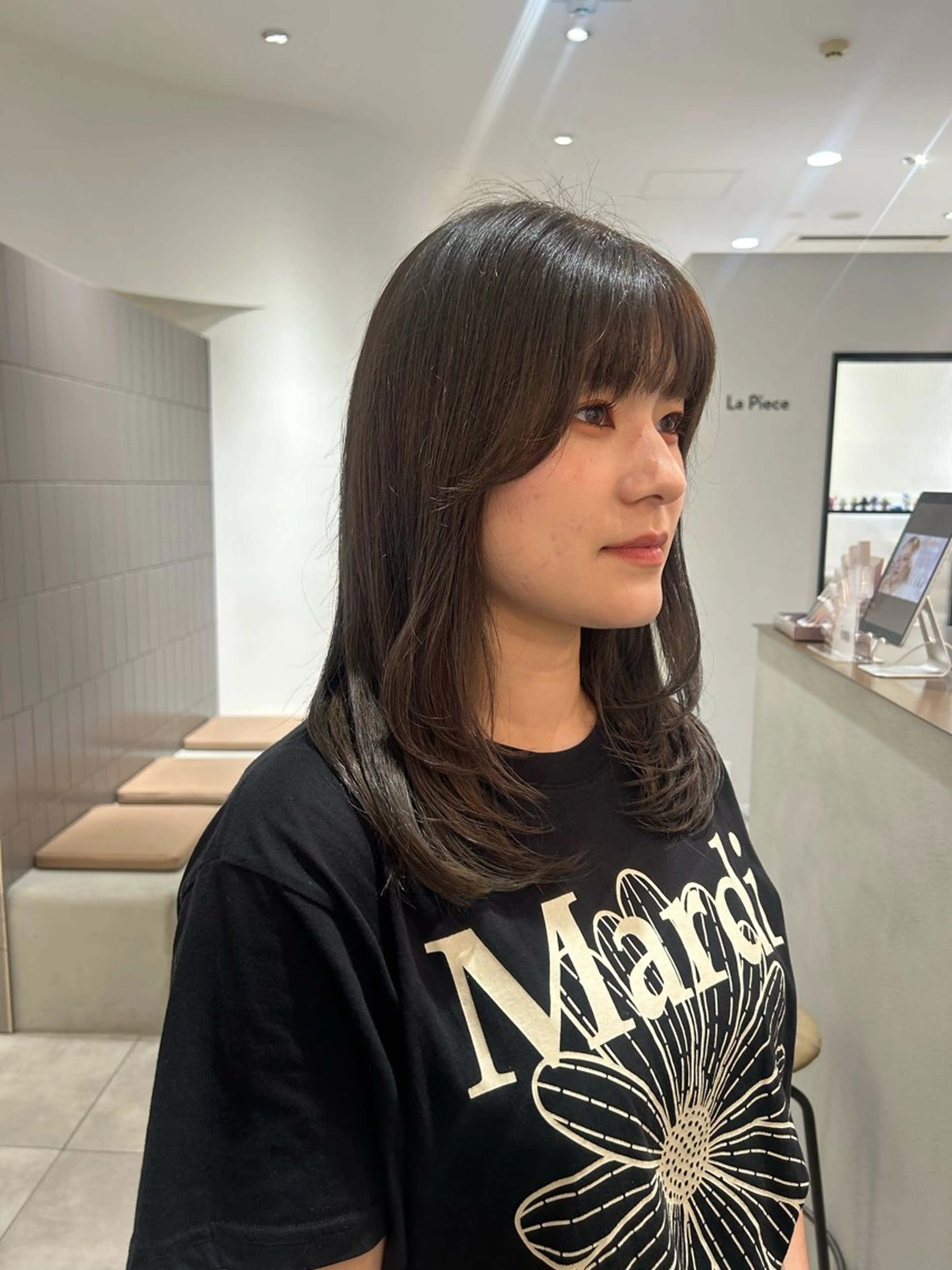 ミディアム カラー ベージュカラー 透明感カラー オリーブベージュ レイヤーカット カット ヘアカラー オリーブベージュ/ ブリーチなし透明感のヘアスタイル