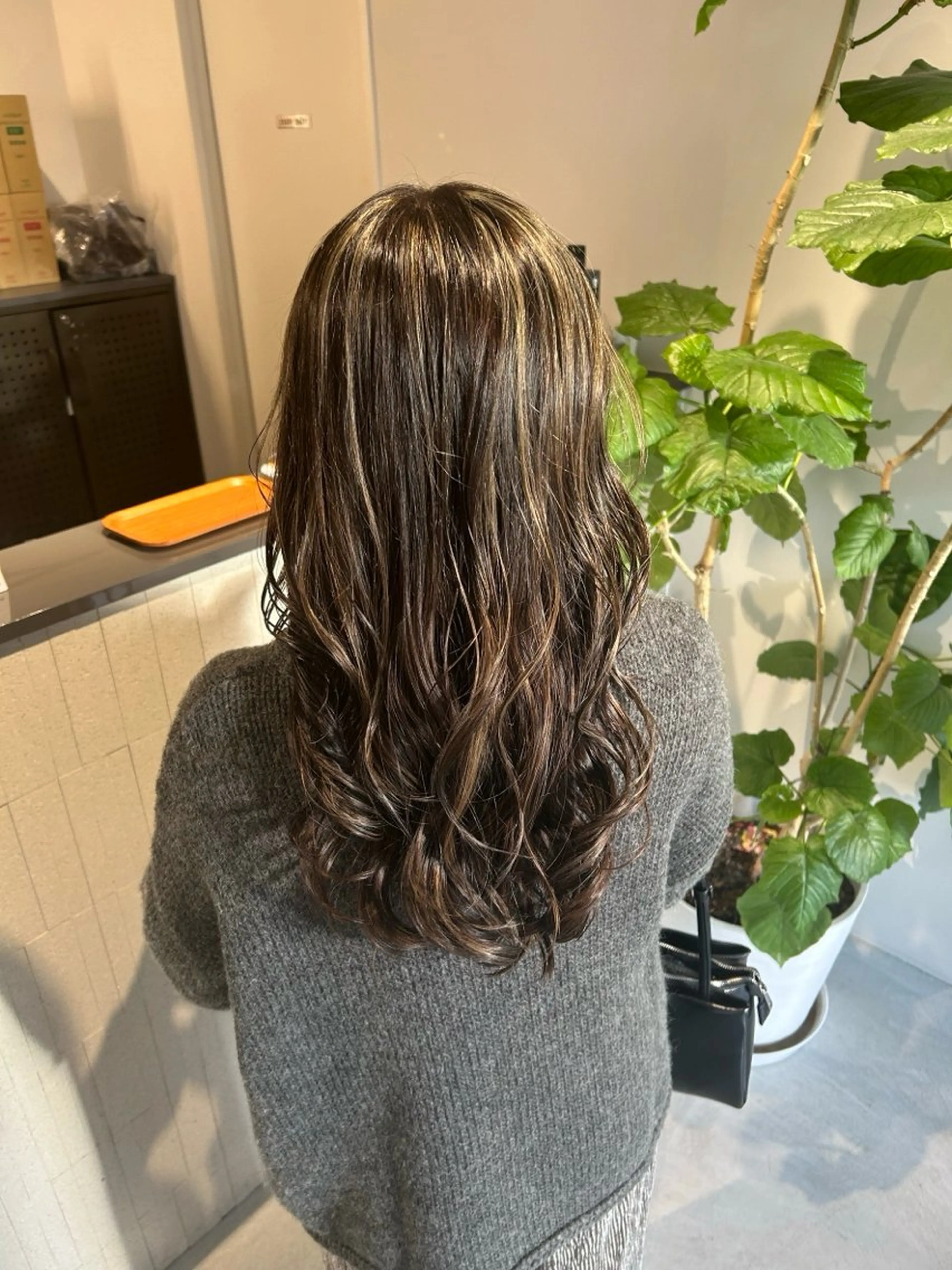 ロング ヘアカラー 井手上 陽菜のヘアスタイル