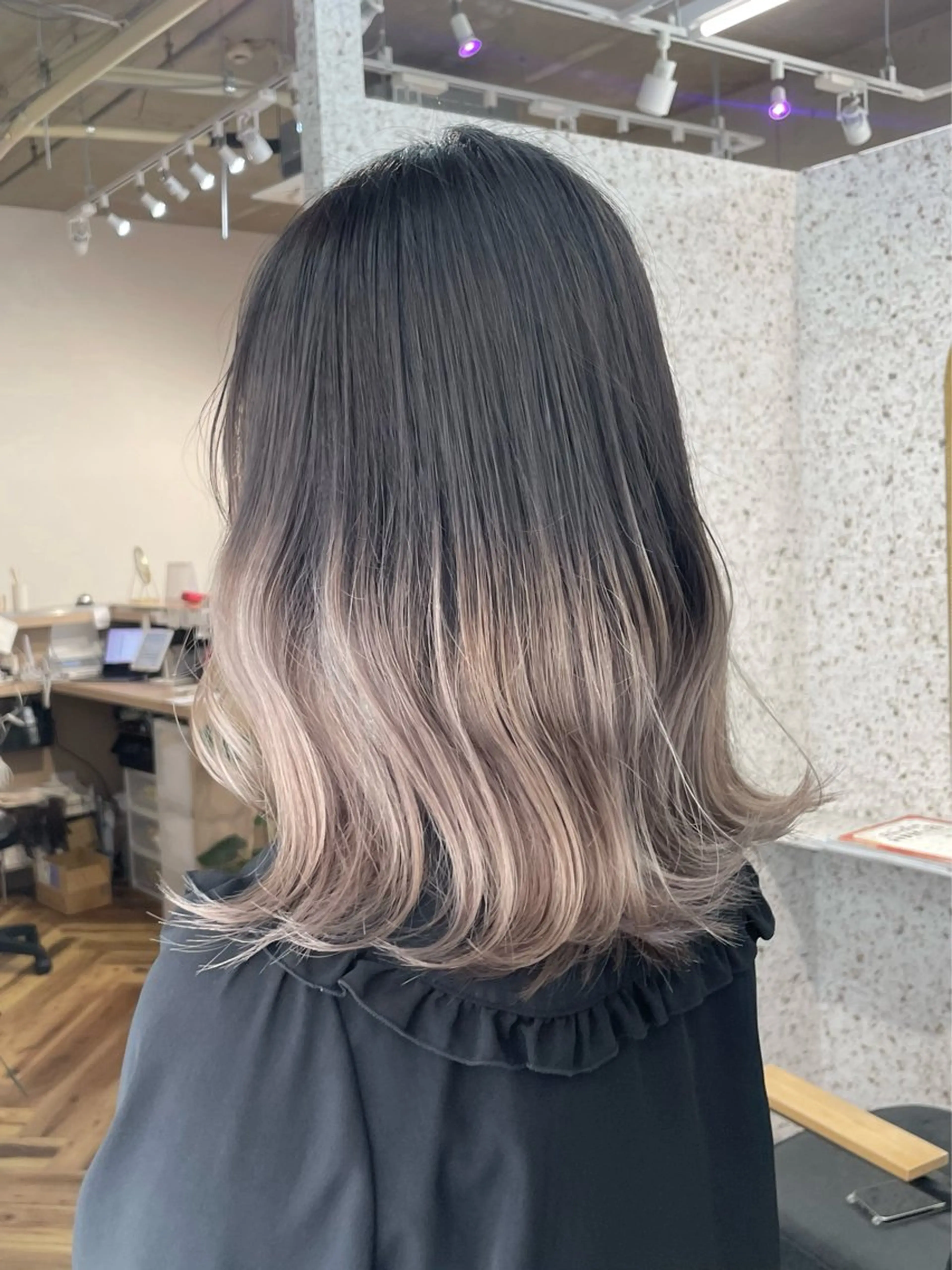 セミロング カラー グラデーションカラー シルバー lani hair salon所属・SHOTO ハイトー ン/デザインカラーのヘアスタイル