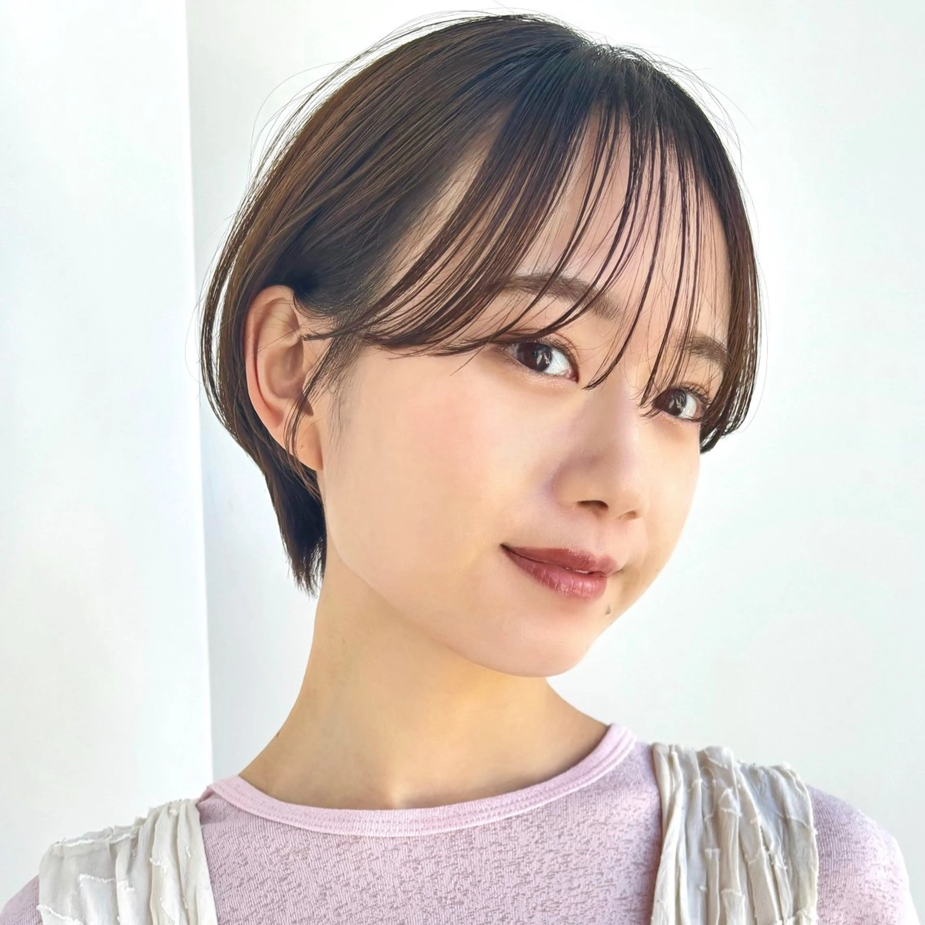 ショート カラー 丸みショート シースルーバング ショートヘア カット ヘアカラー トリートメント ボブ/レイヤー/ダブ ルカラー/まいな🌸のヘアスタイル