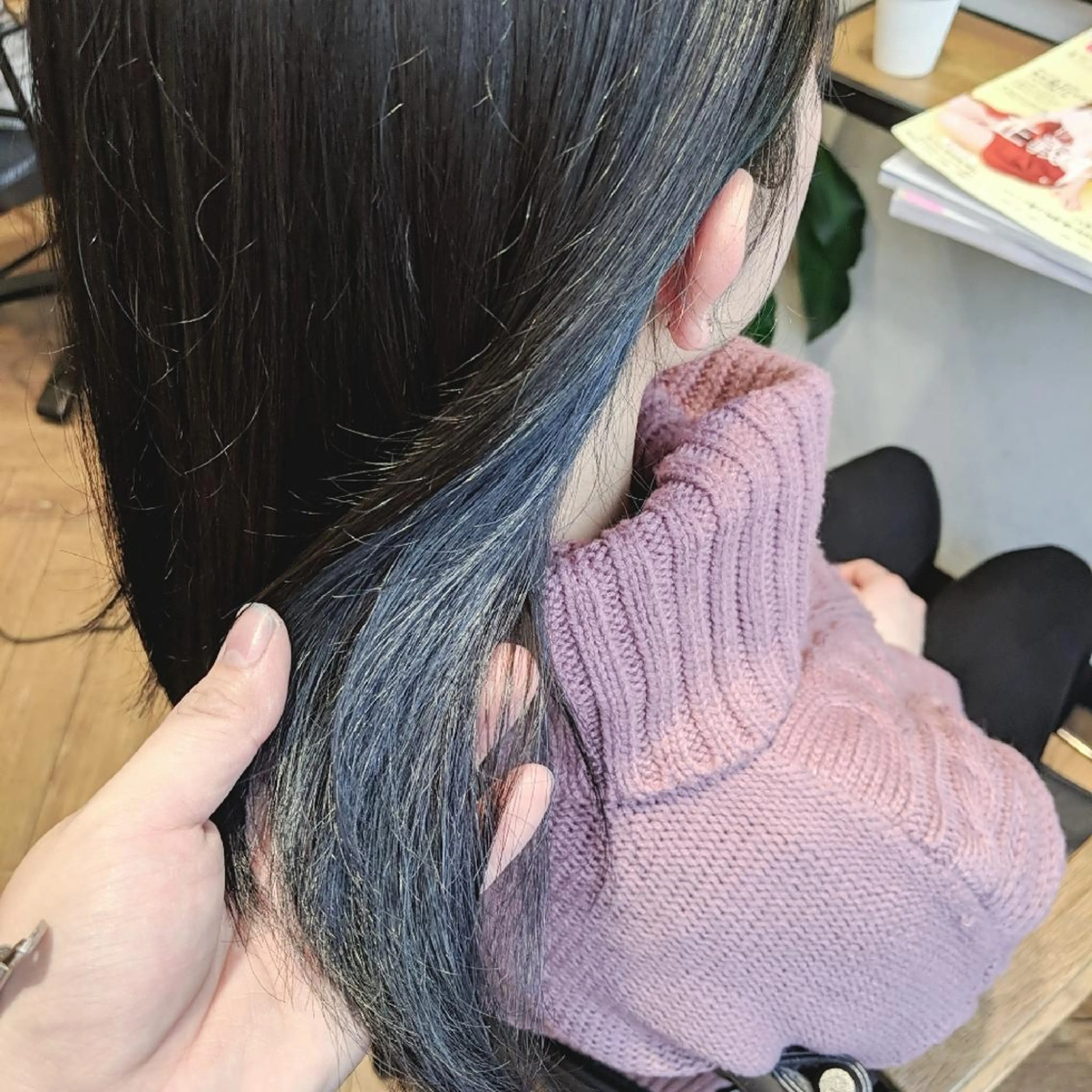 ミディアム カラー ヘアアレンジ 黒髪 ブルーカラー ブルーブラック インナーカラー PRIVATE SALON EYES所属・EYES リアのマツエク・マツパデザイン