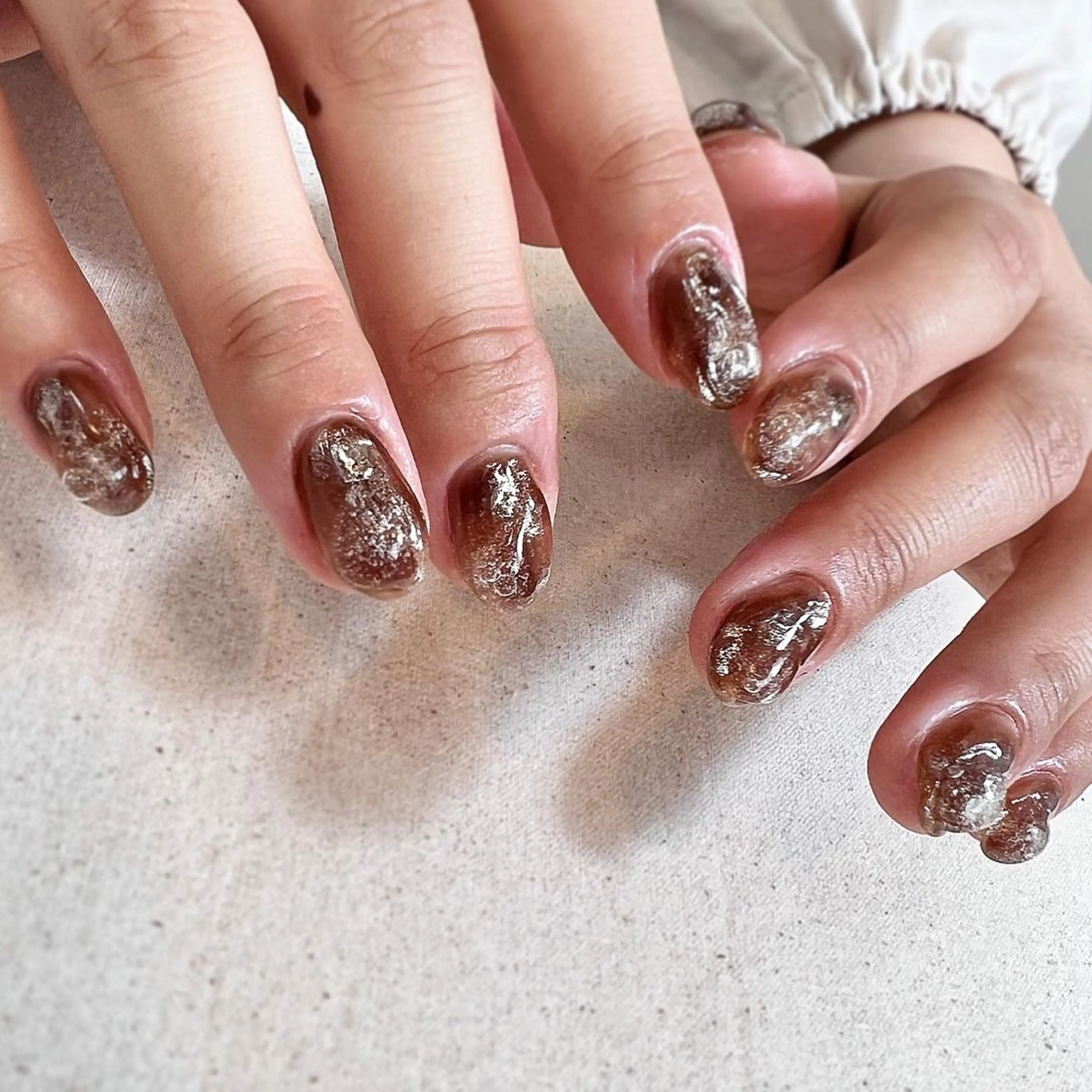 ネイル ブラウン ミラーネイル ニュアンスネイル シルバー ハンドネイル pointillé .ayaのネイルデザイン