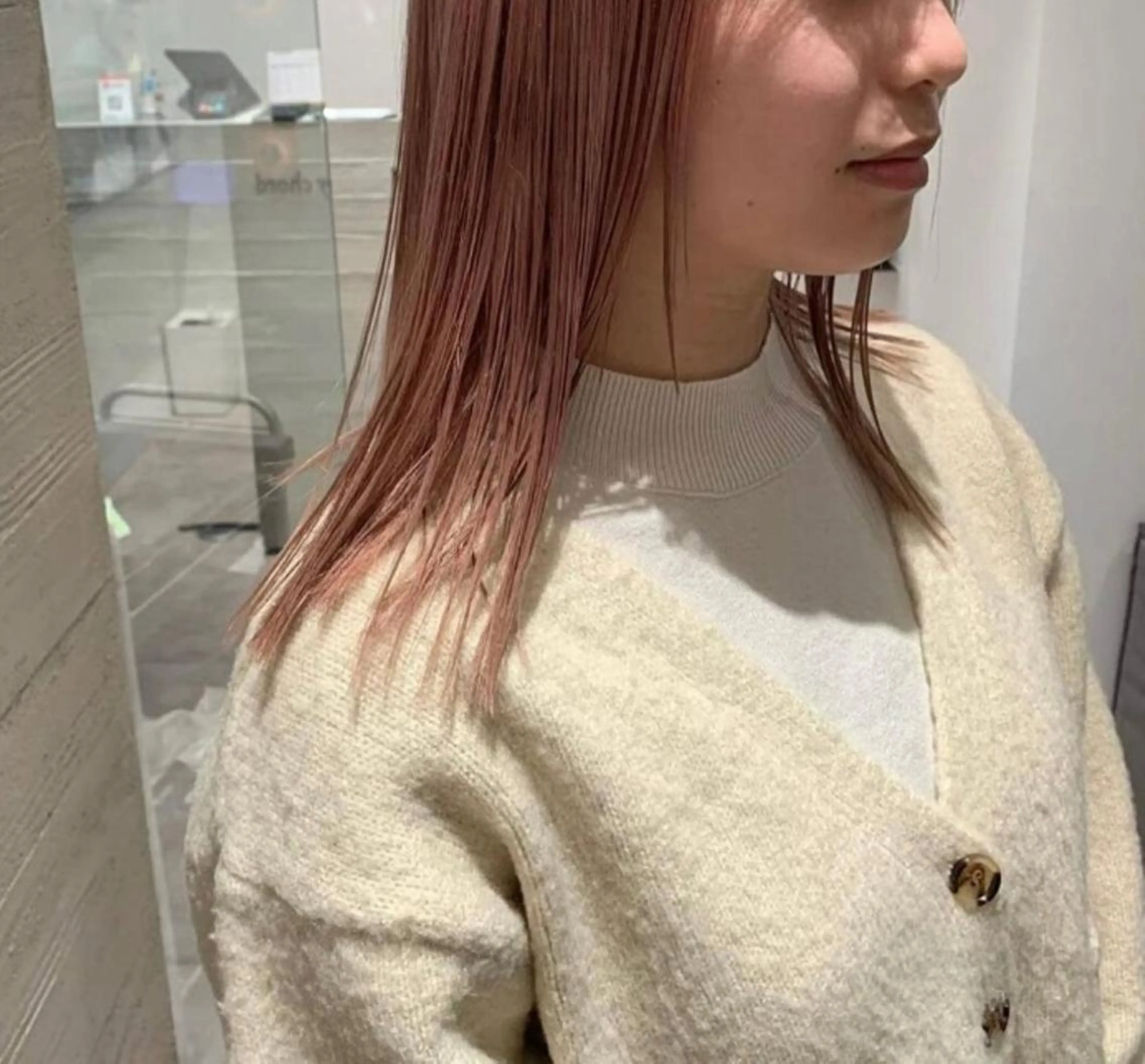 セミロング カラー ブリーチ ピンクカラー サキ🤍ハイトーン 🩰くびれ巻きヘアのヘアスタイル