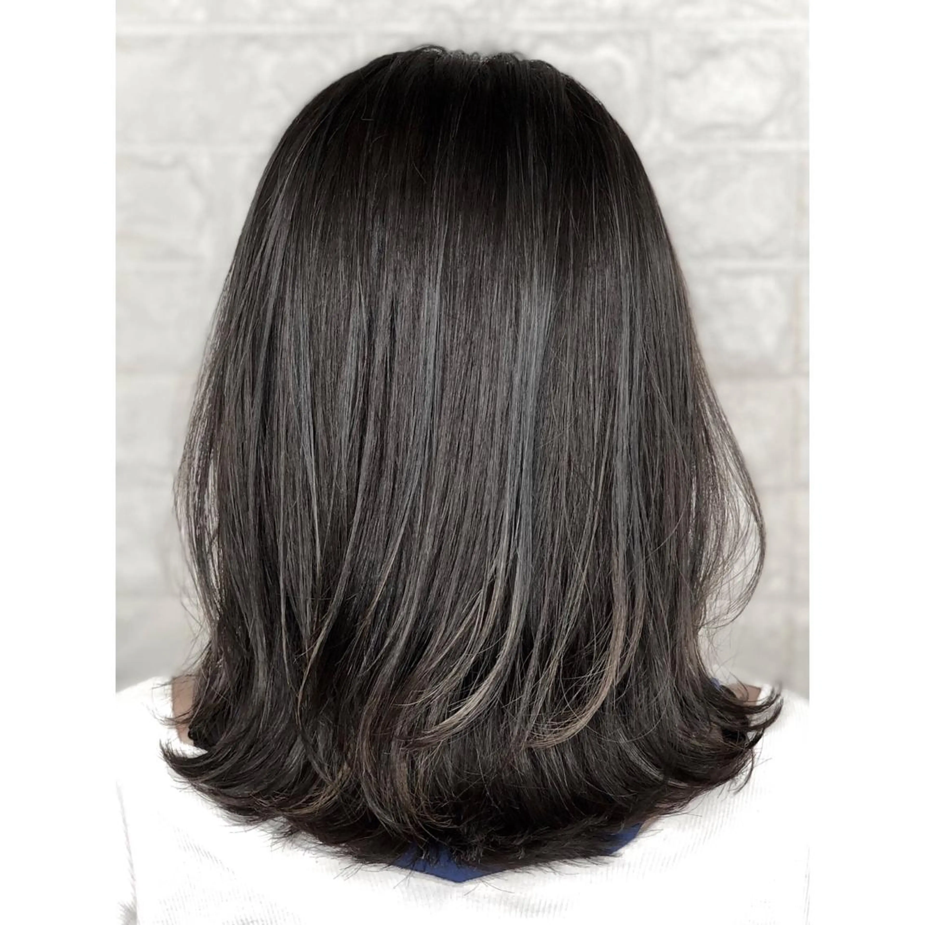 ミディアム カラー アッシュ アッシュブラウン ブリーチ ブラウンカラー 透明感カラー KIZU 髪質改善 オカルト怪談のヘアスタイル