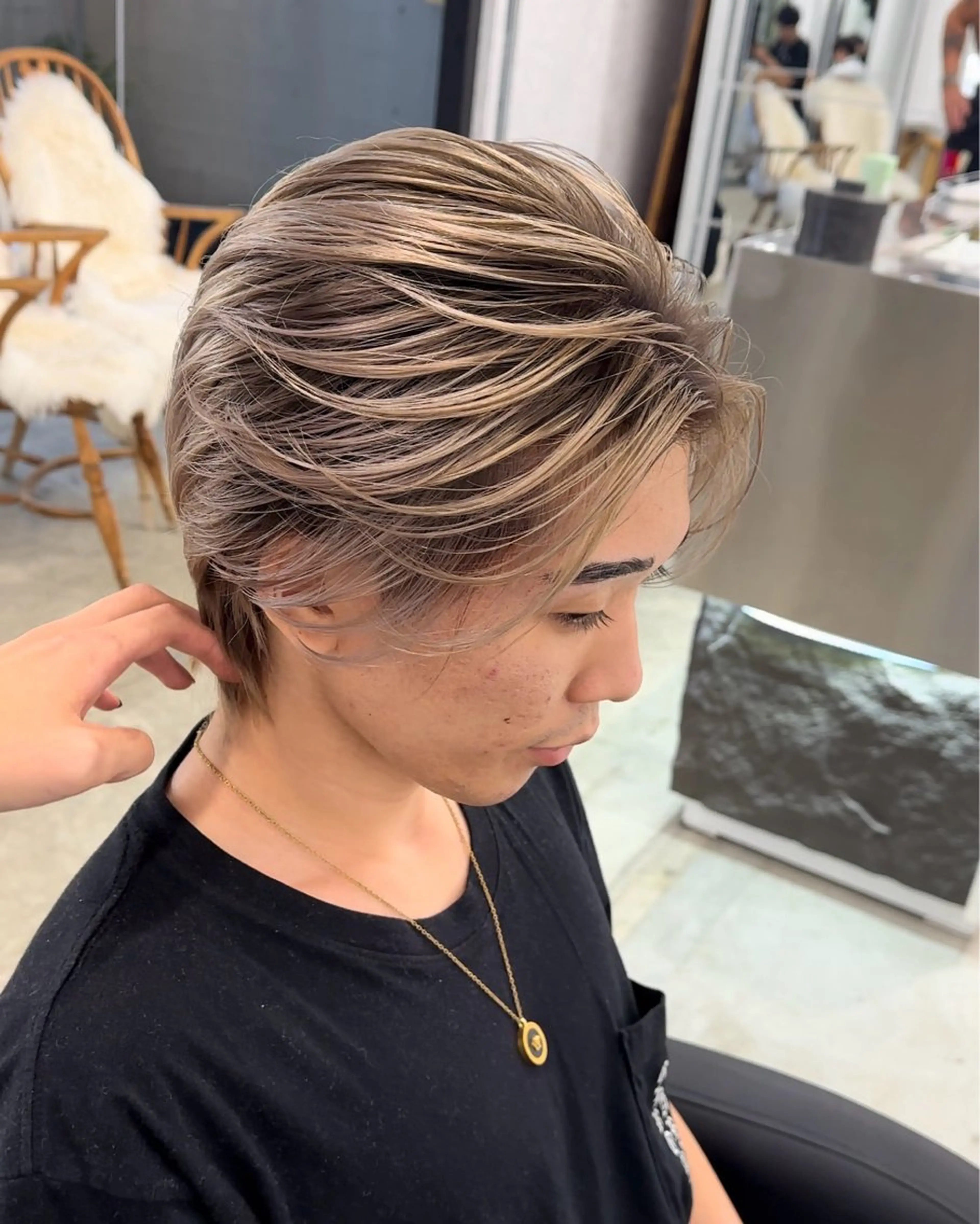 ミディアム カラー メンズ メンズバレイヤージュ バレイヤージュ ベージュカラー ホワイトベージュ かきあげバング 【pia】 江田岳斗のヘアスタイル