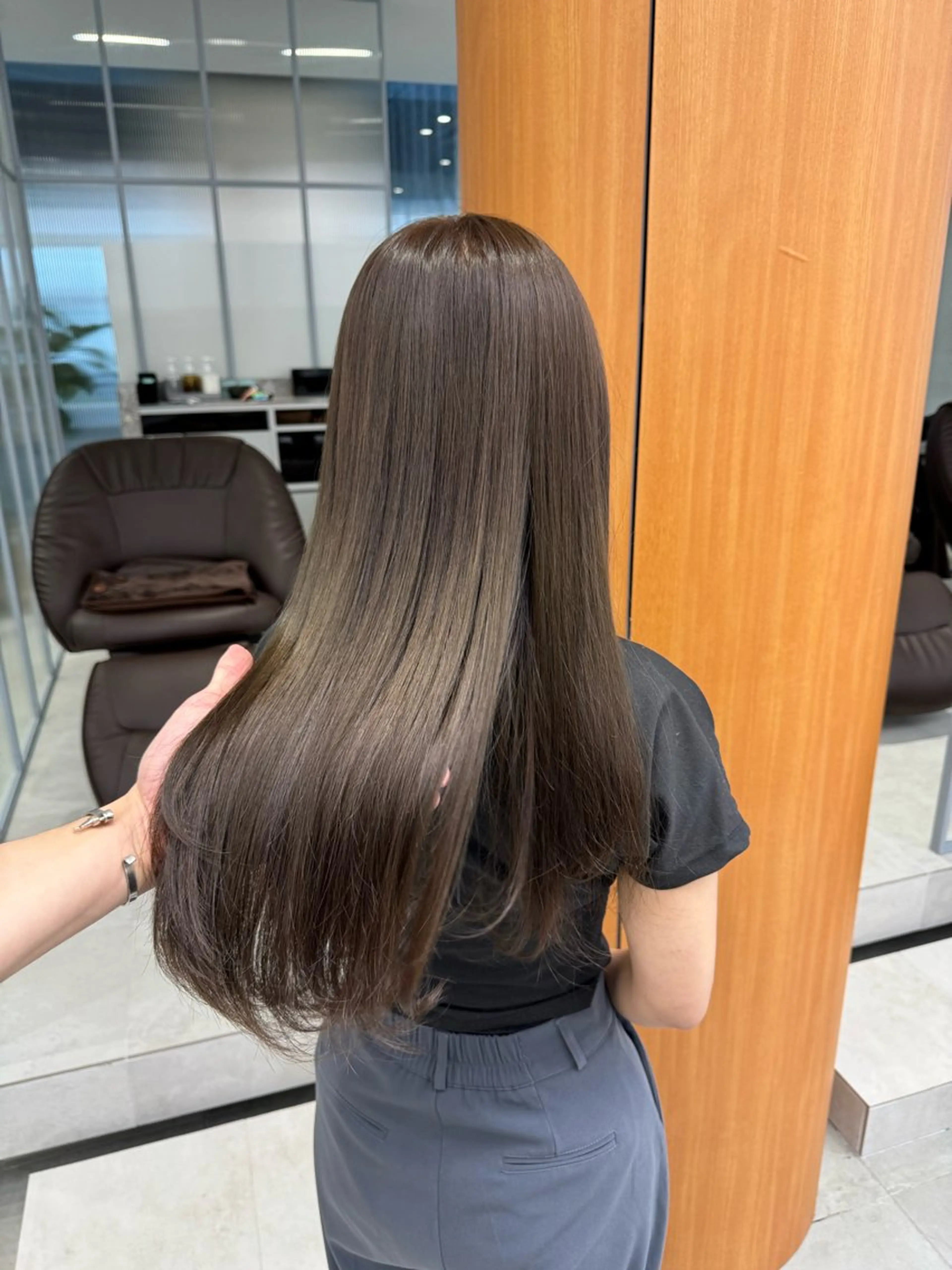 ロング カラー ベージュカラー ブリーチ ダブルカラー ブリーチなしカラー オリーブベージュ ヘアカラー ブリーチなし 寒色カラーのヘアスタイル