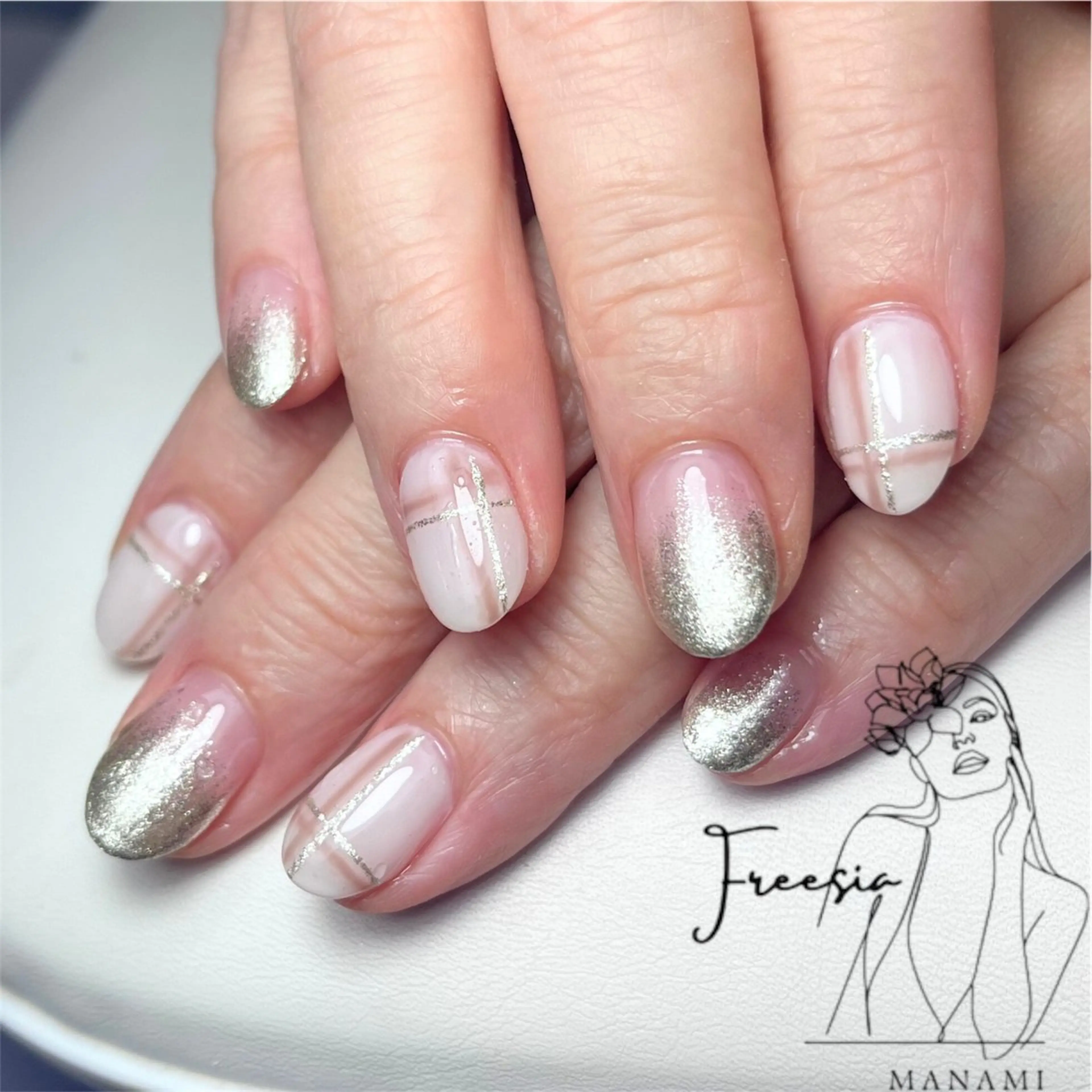 ネイル ラメ(グリッター) ラメグラデーション ホワイト ハンドネイル freesia Manamiのネイルデザイン