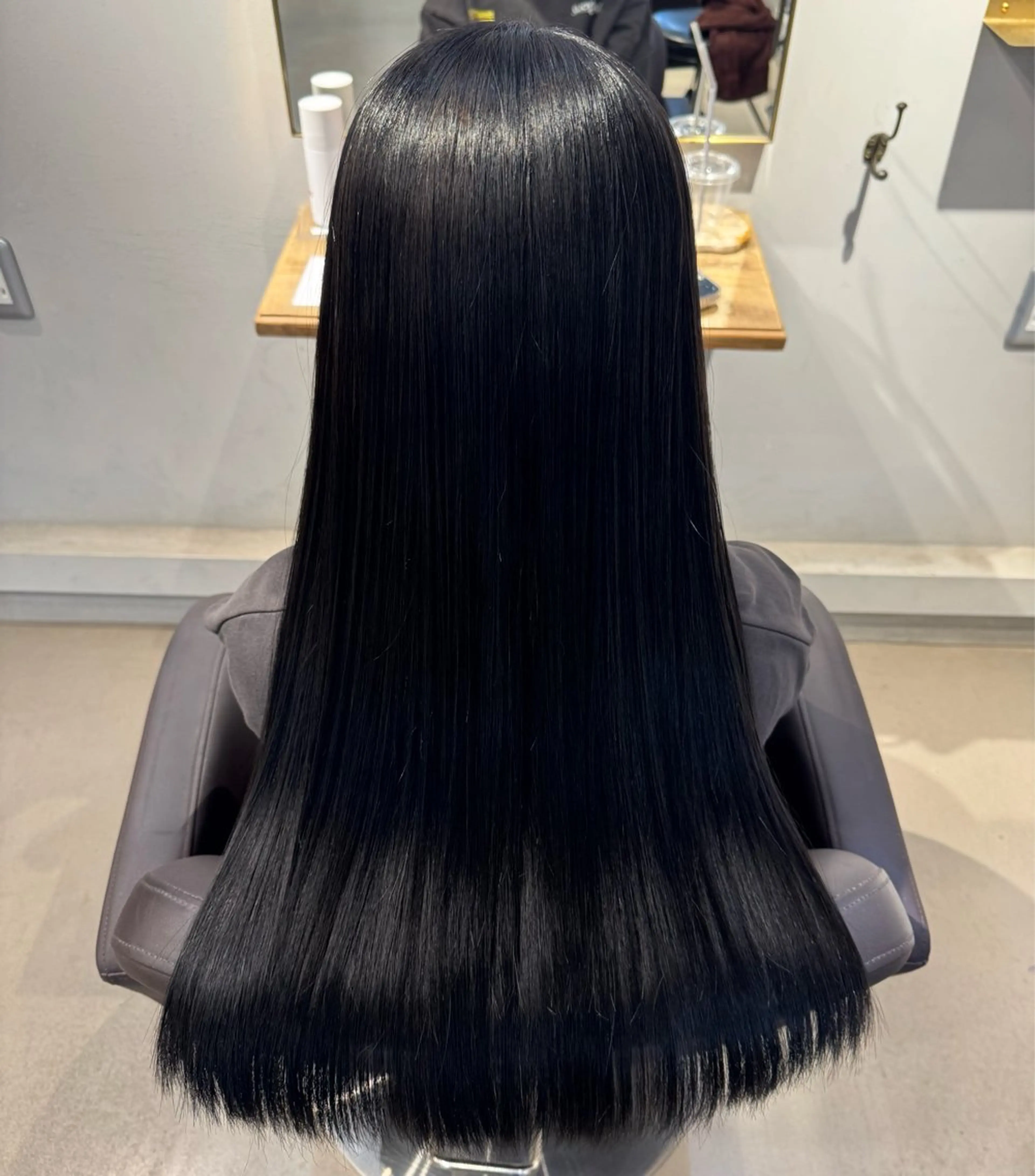 カラー 黒髪 ブルーカラー ブルーブラック KAREN .のヘアスタイル