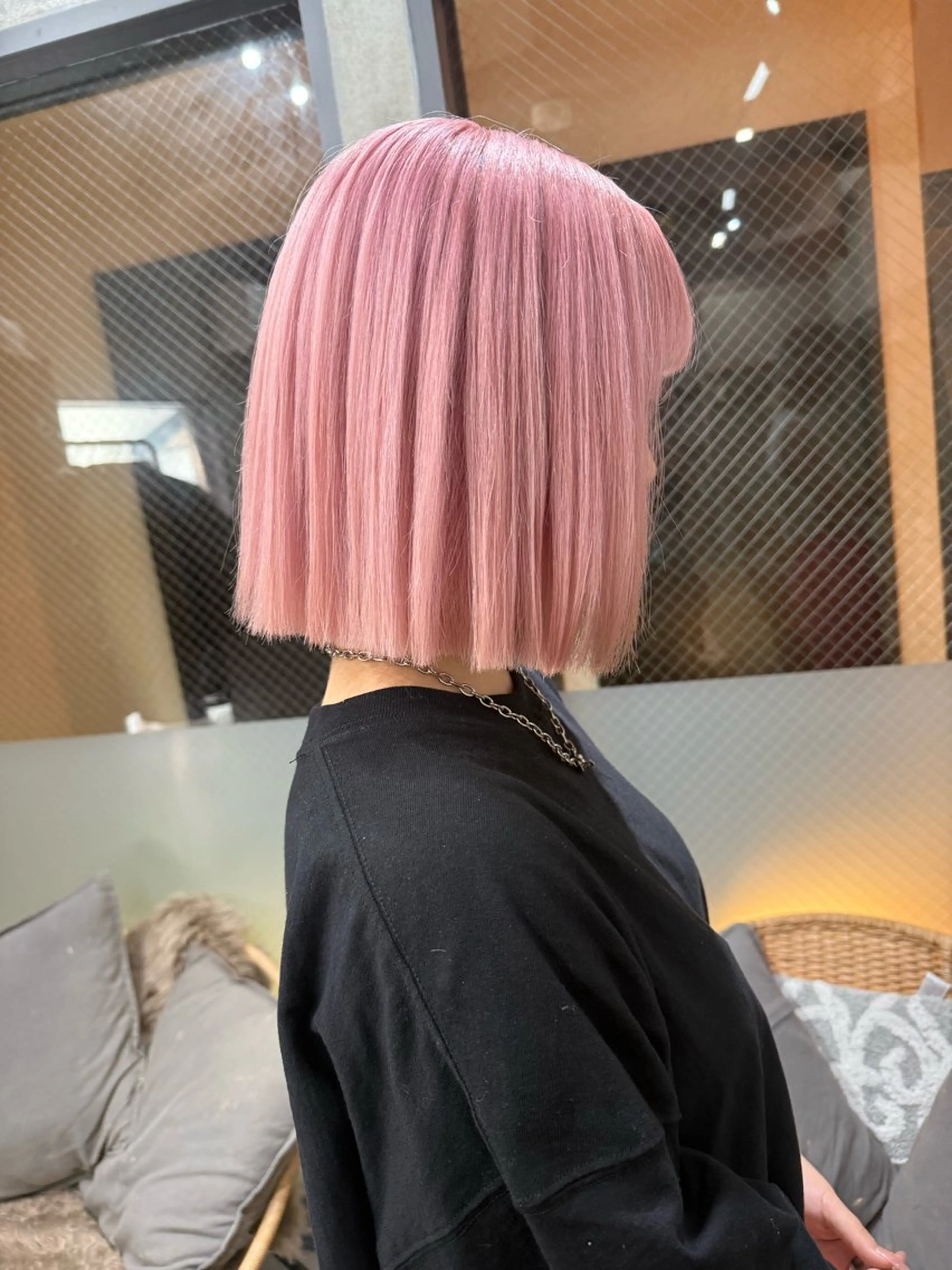 ショート カラー ピンクカラー AIRI layer cut hairのヘアスタイル