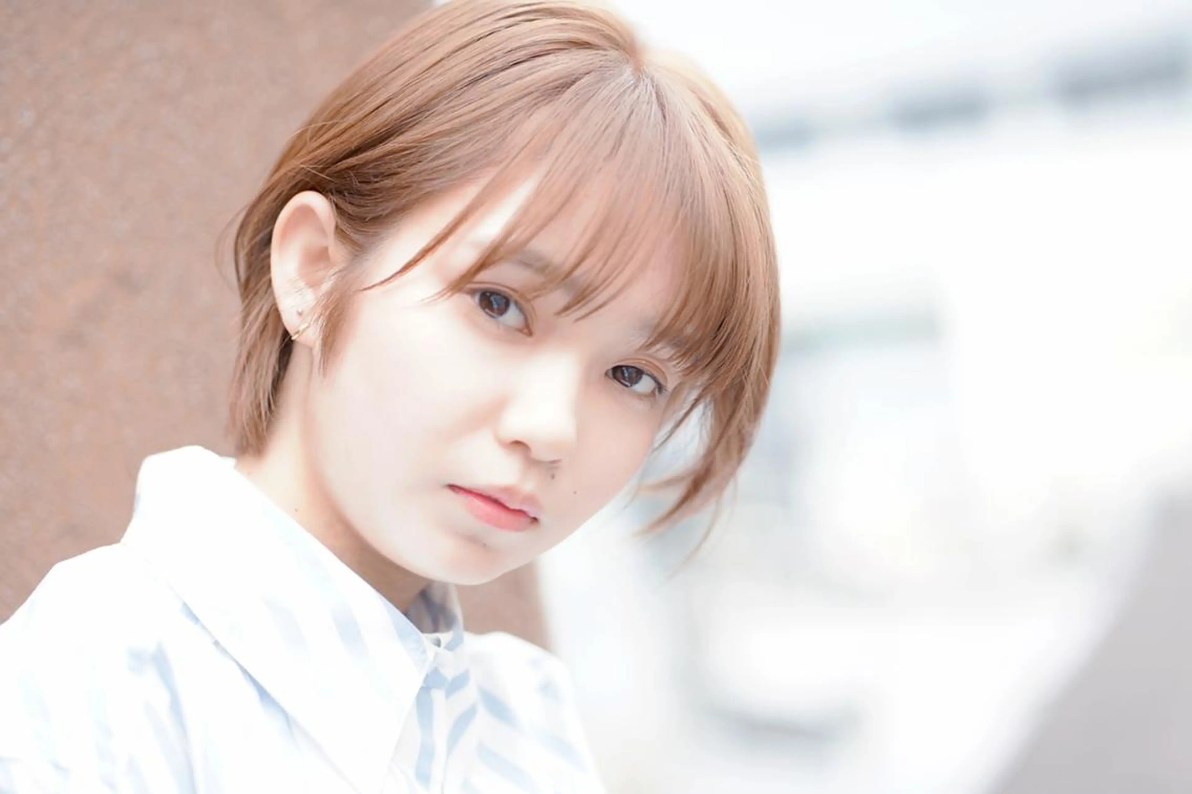 ショート 丸みショート アッシュ アッシュブラウン 斜めバング ハイライト 小久保 淳平のヘアスタイル