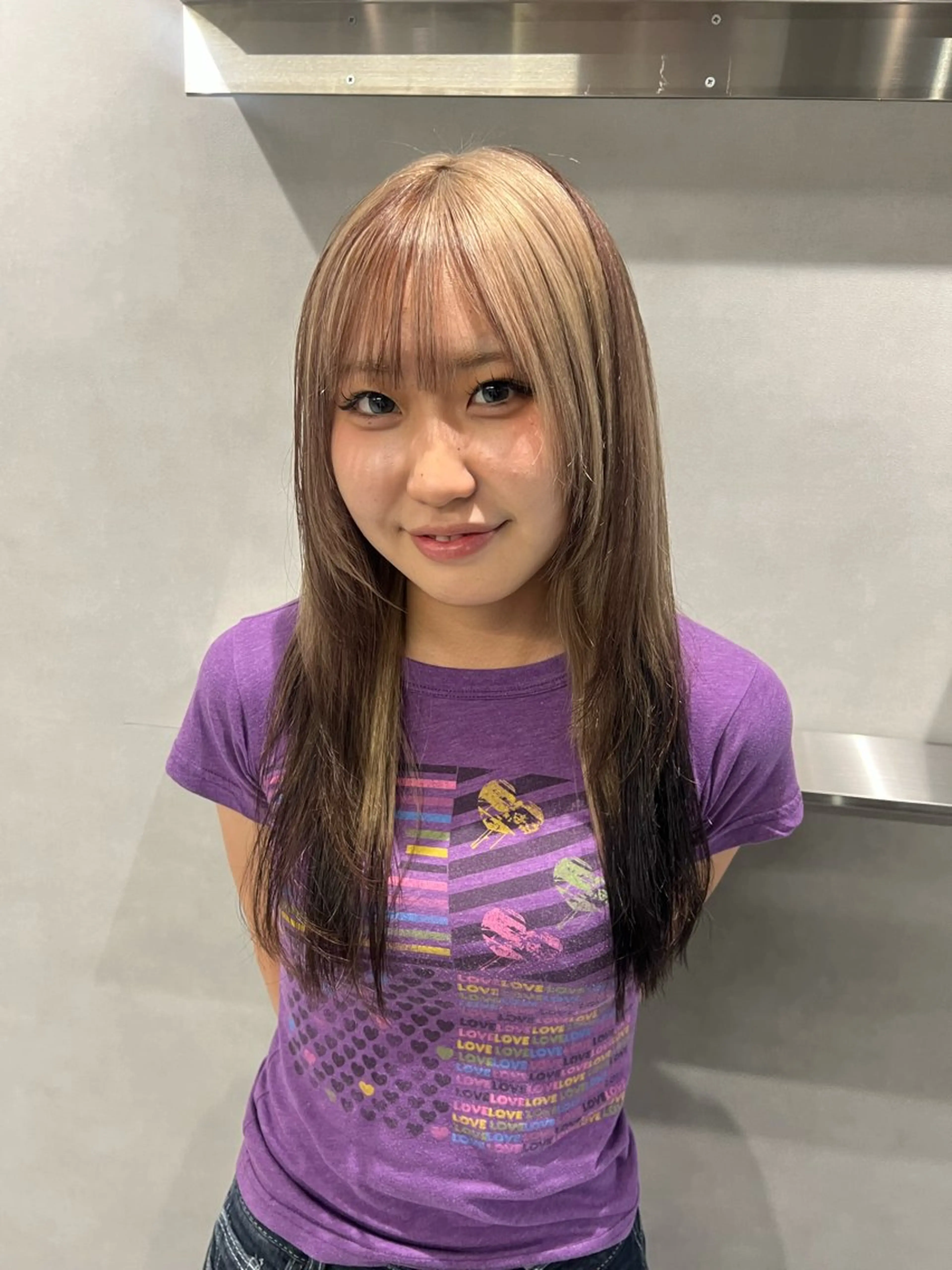ミディアム ヘアカラー 複雑履歴、デザイン 特化momoのヘアスタイル