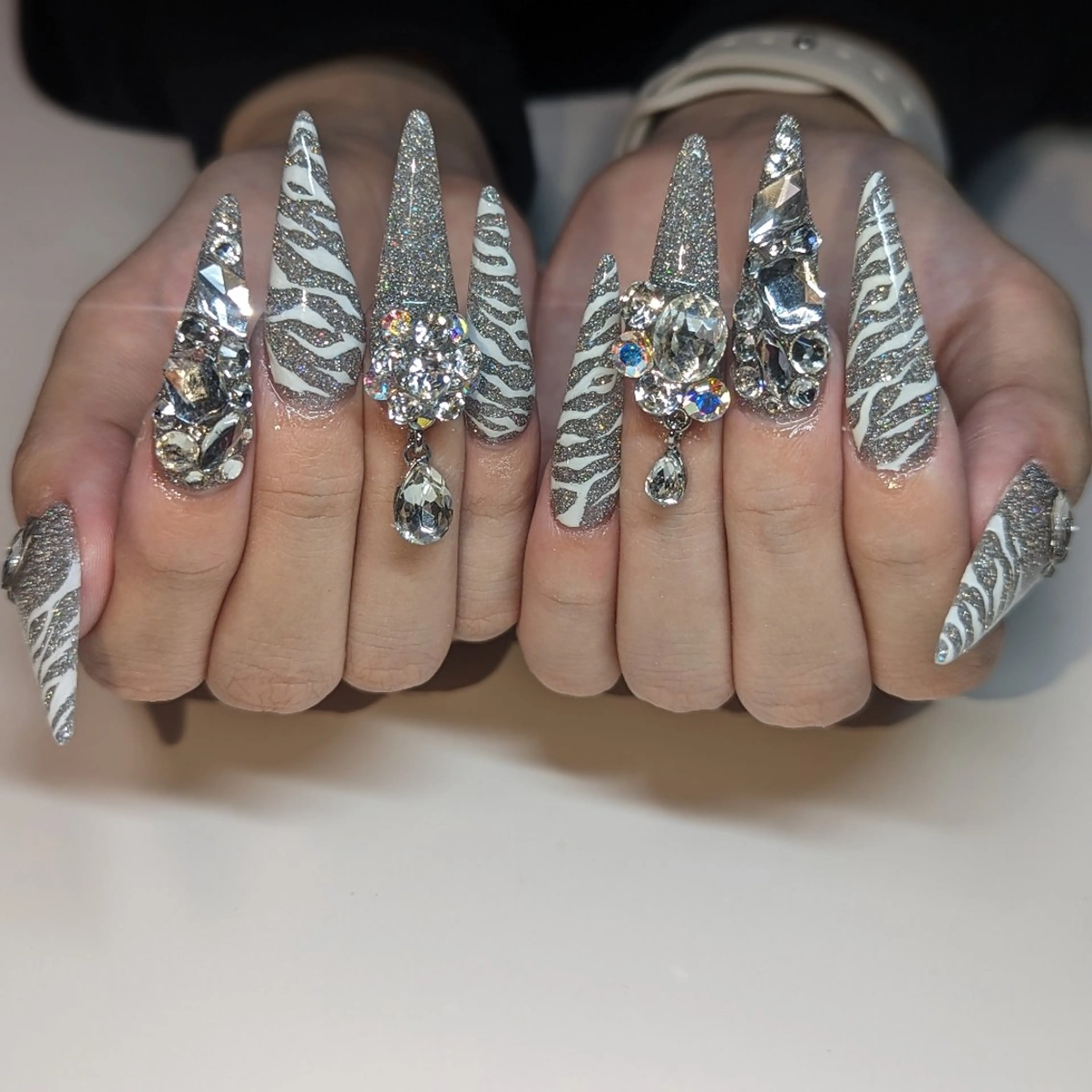 ロング ハンドネイル クロキ 。のネイルデザイン
