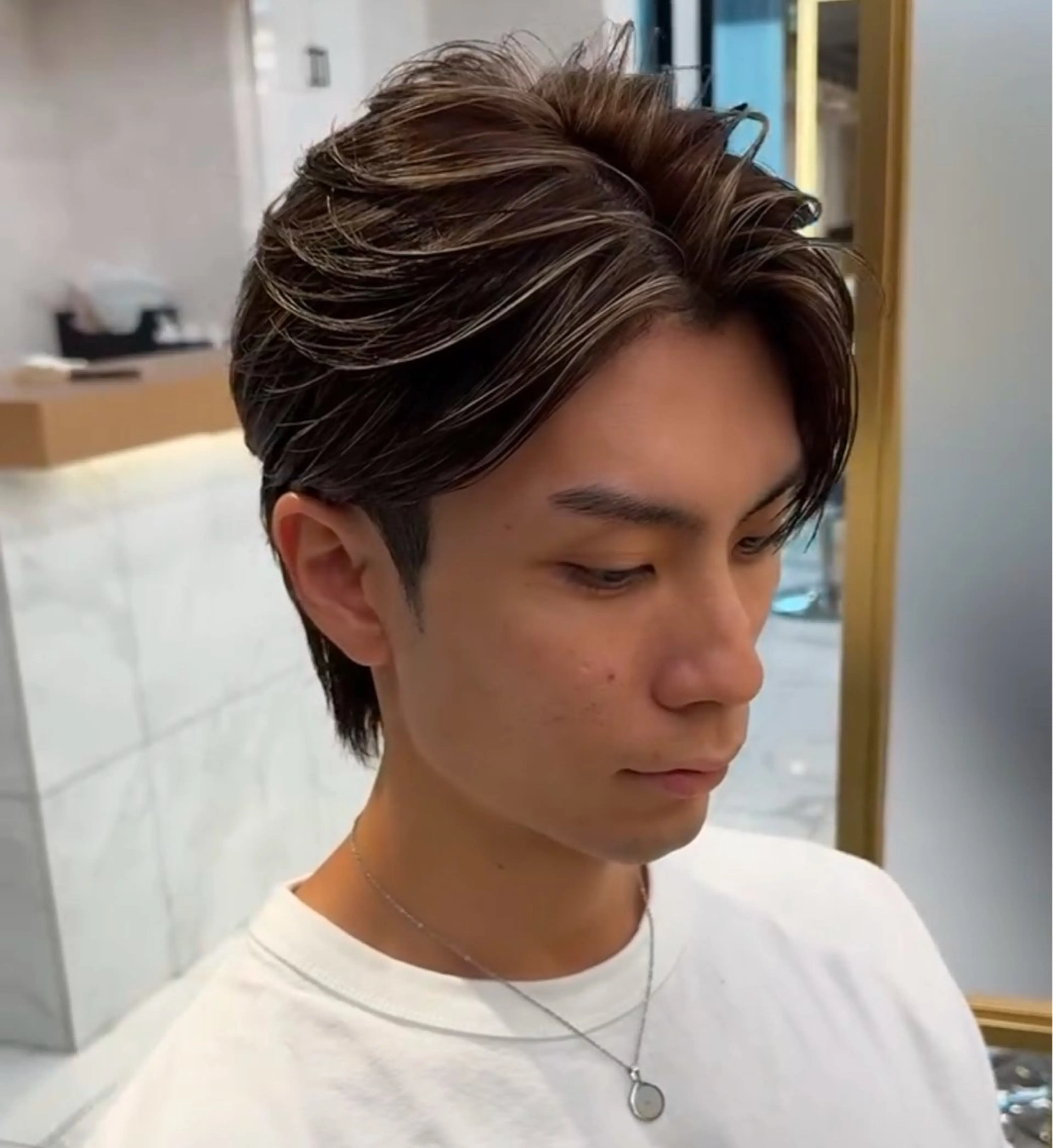 カラー メンズ センターパート メンズハイライト メンズメッシュ 黒髪 ハイライトカラー カット ヘアカラー 大人メッシュ/ ハイライト/ぽんのヘアスタイル