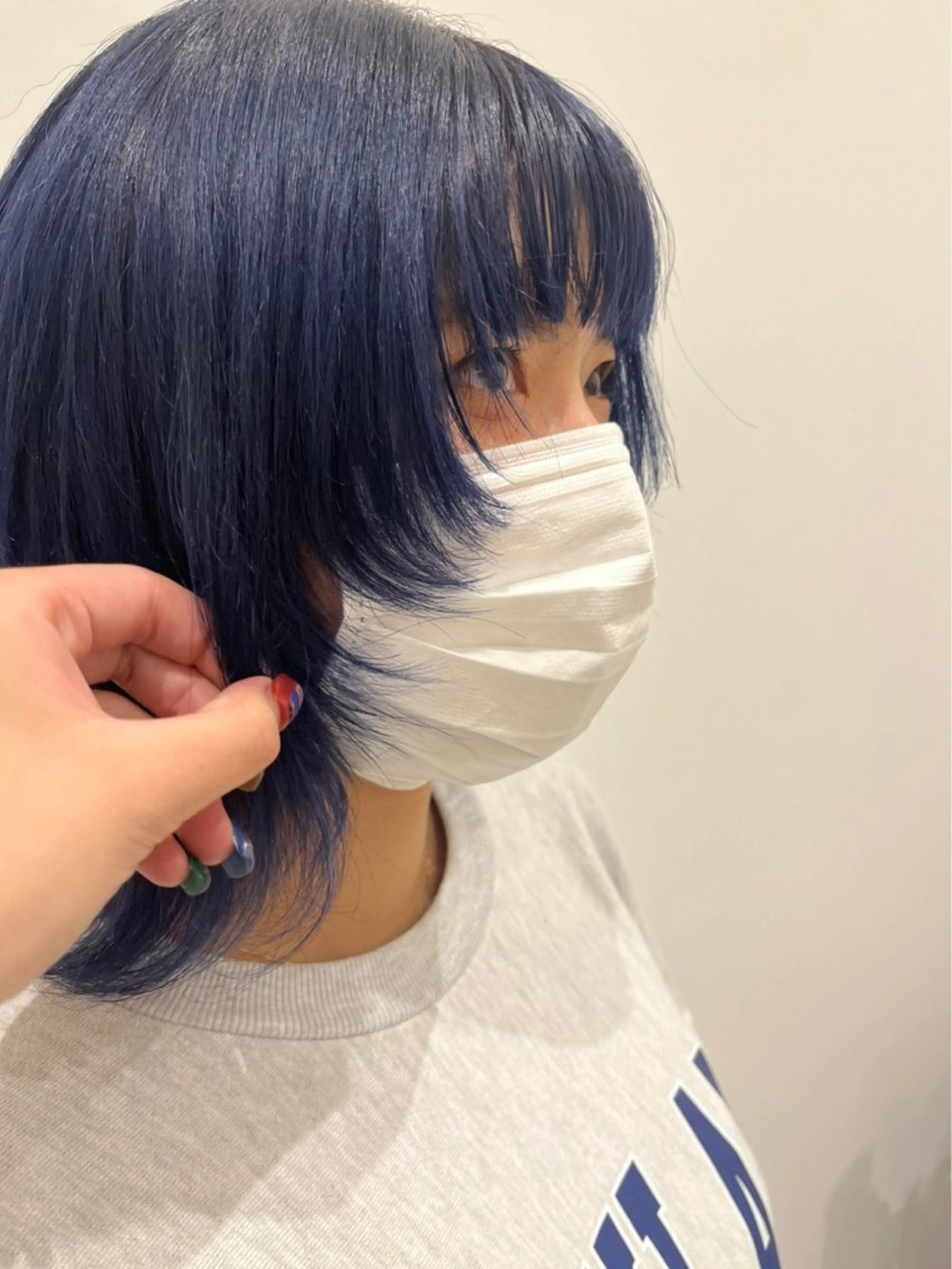 ミディアム カラー ブリーチ ブルーカラー ネイビーカラー 顔周りカット ウルフカット 片岡 令夏のヘアスタイル