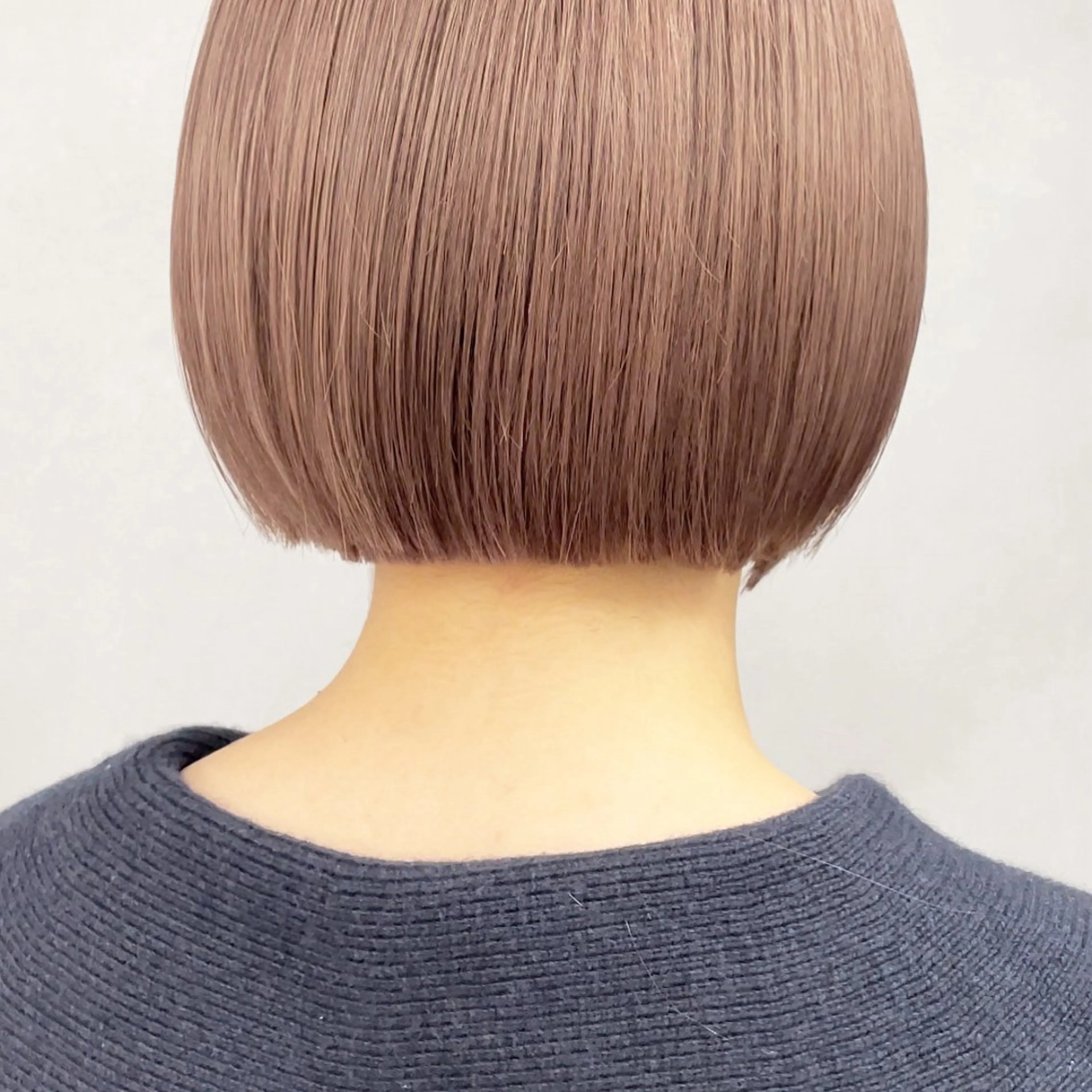 ショート カラー ヘアアレンジ ベージュカラー ブリーチ ピンクカラー ピンクベージュ ボブ カット ヘアカラー トリートメント ベージュ/オリーブ ボブ/小笠原汐海のヘアスタイル