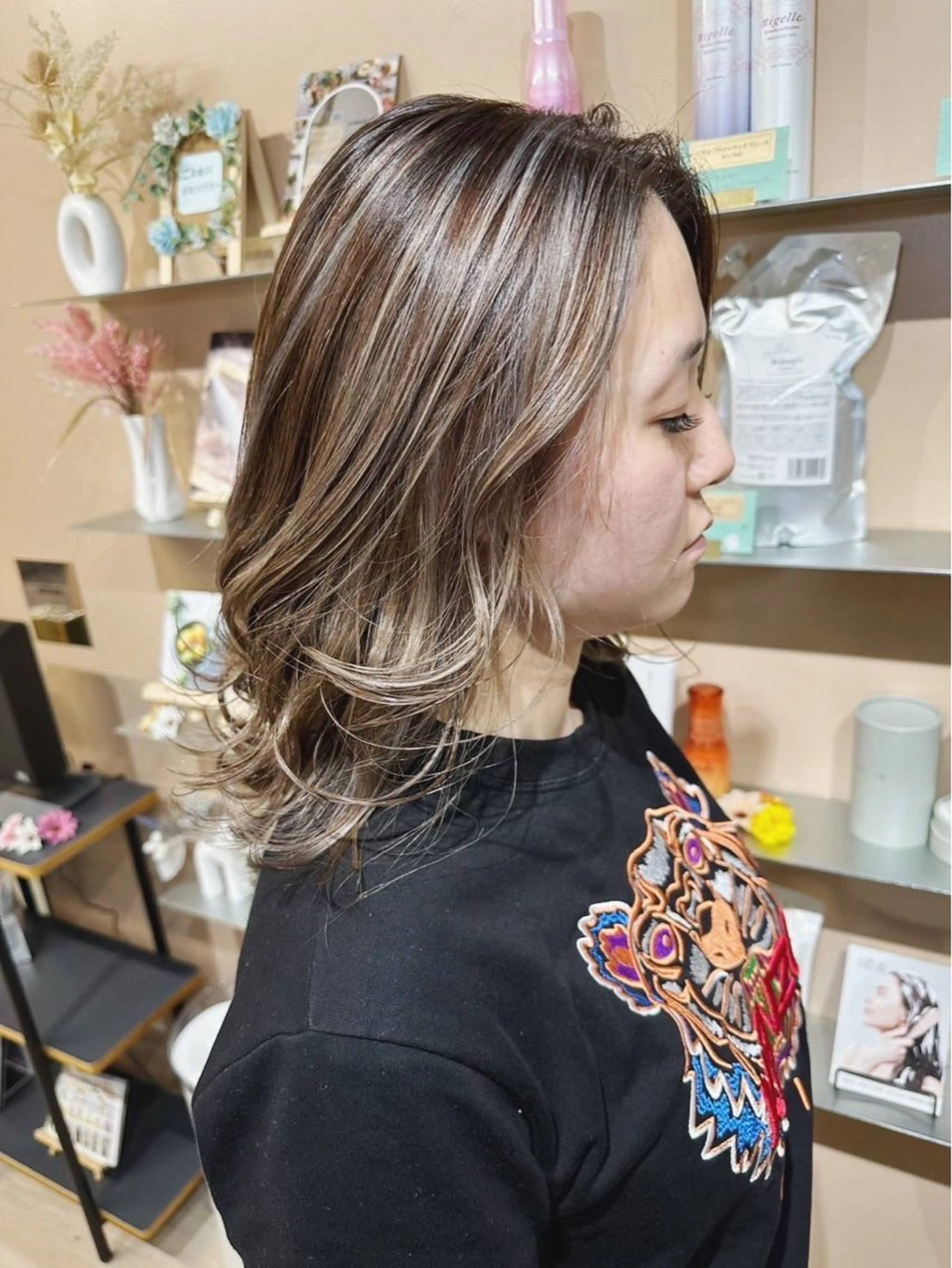 大人女性の白髪ぼかし⭐️カット＋白髪ぼかしハイライト＋オージュア5ステップトリートメント14300円の写真