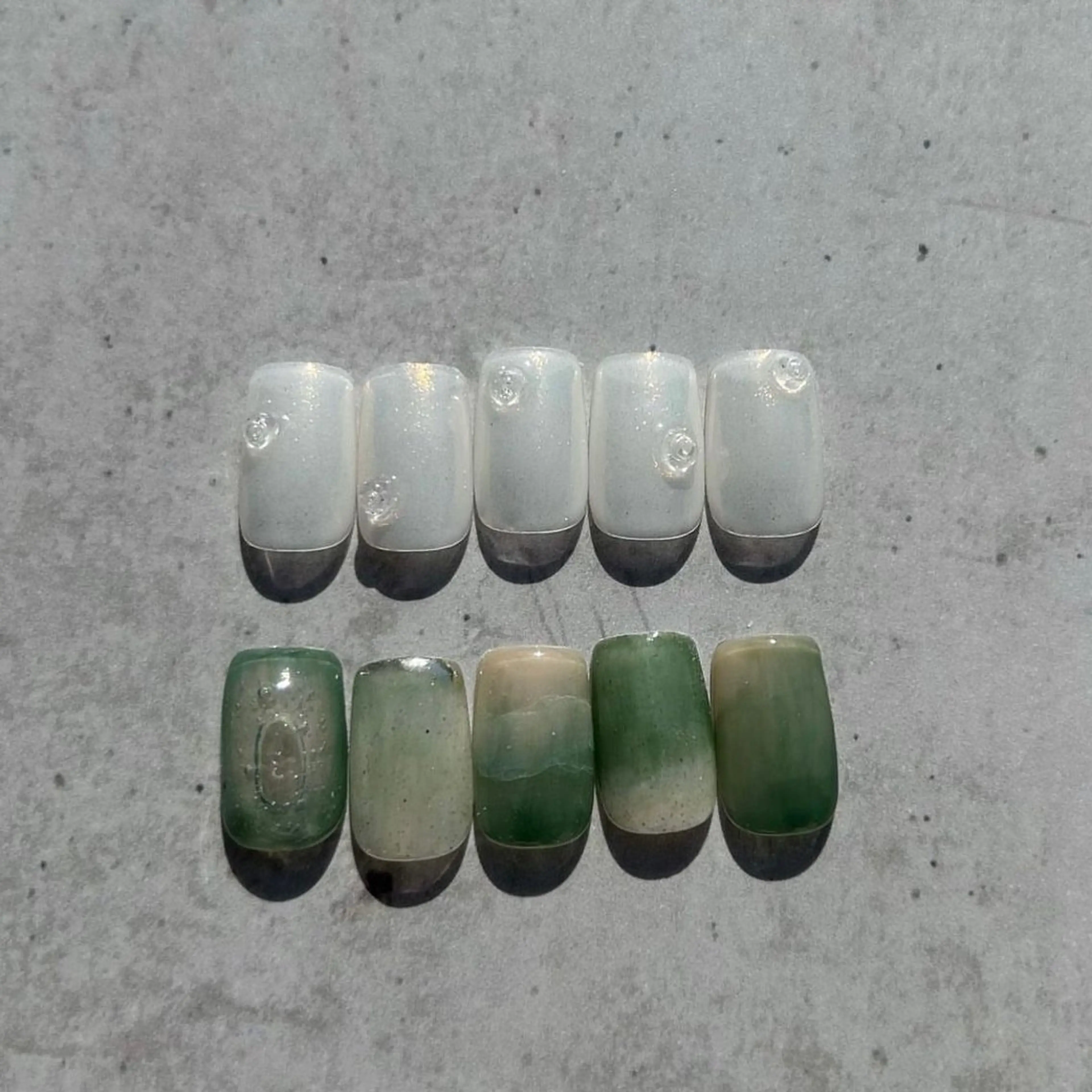 ネイル オーロラネイル カジュアル ジェルネイル グリーン ニュアンスネイル ハンドネイル ハンドケア lyly.nail所属・lylynail YUUKAのネイルデザイン