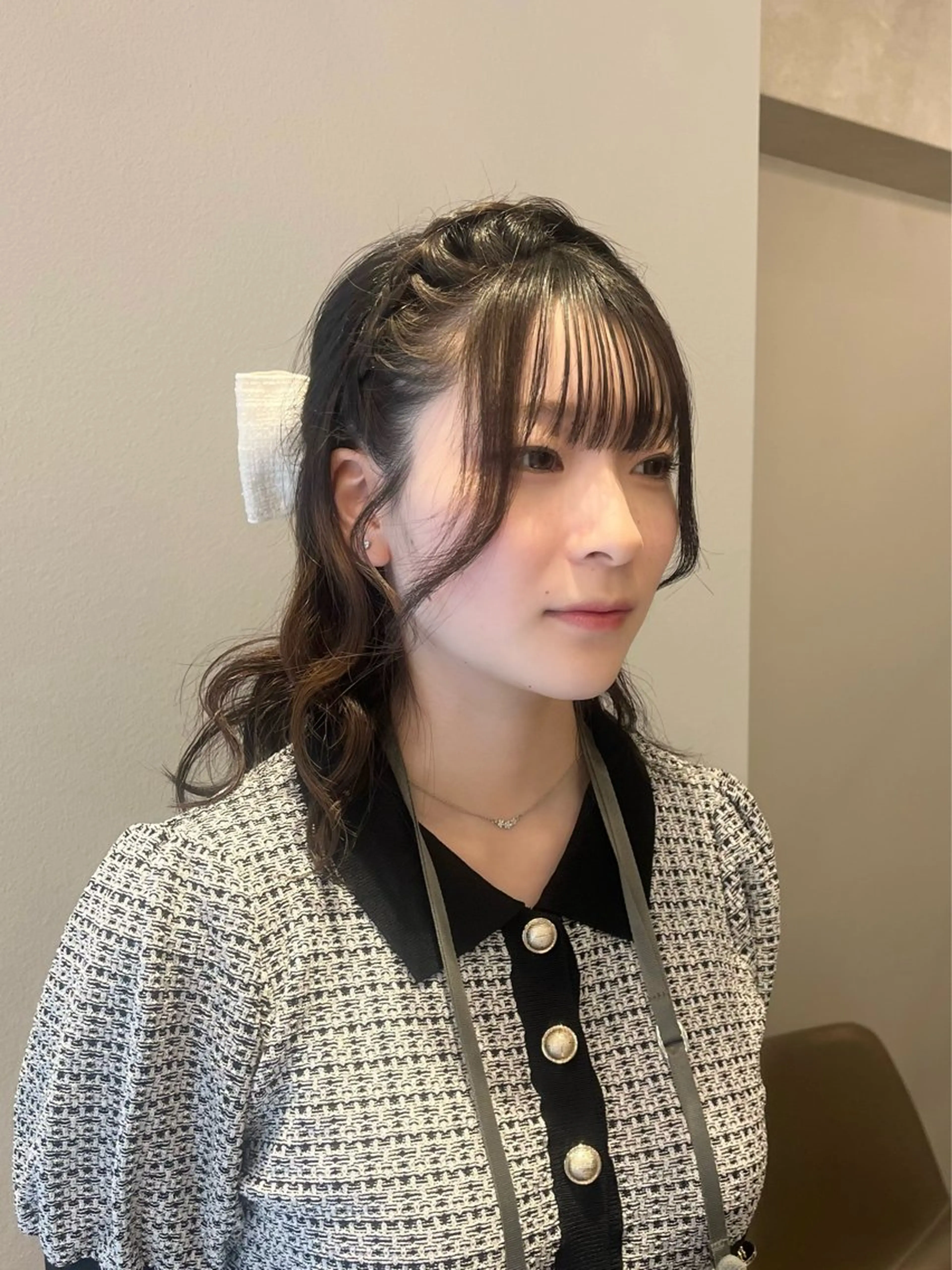 ミディアム ヘアアレンジ ハーフアップ カチューシャ ヘアセット ヘアメ/アレンジ/暖 色/顔周り/あつはのヘアスタイル
