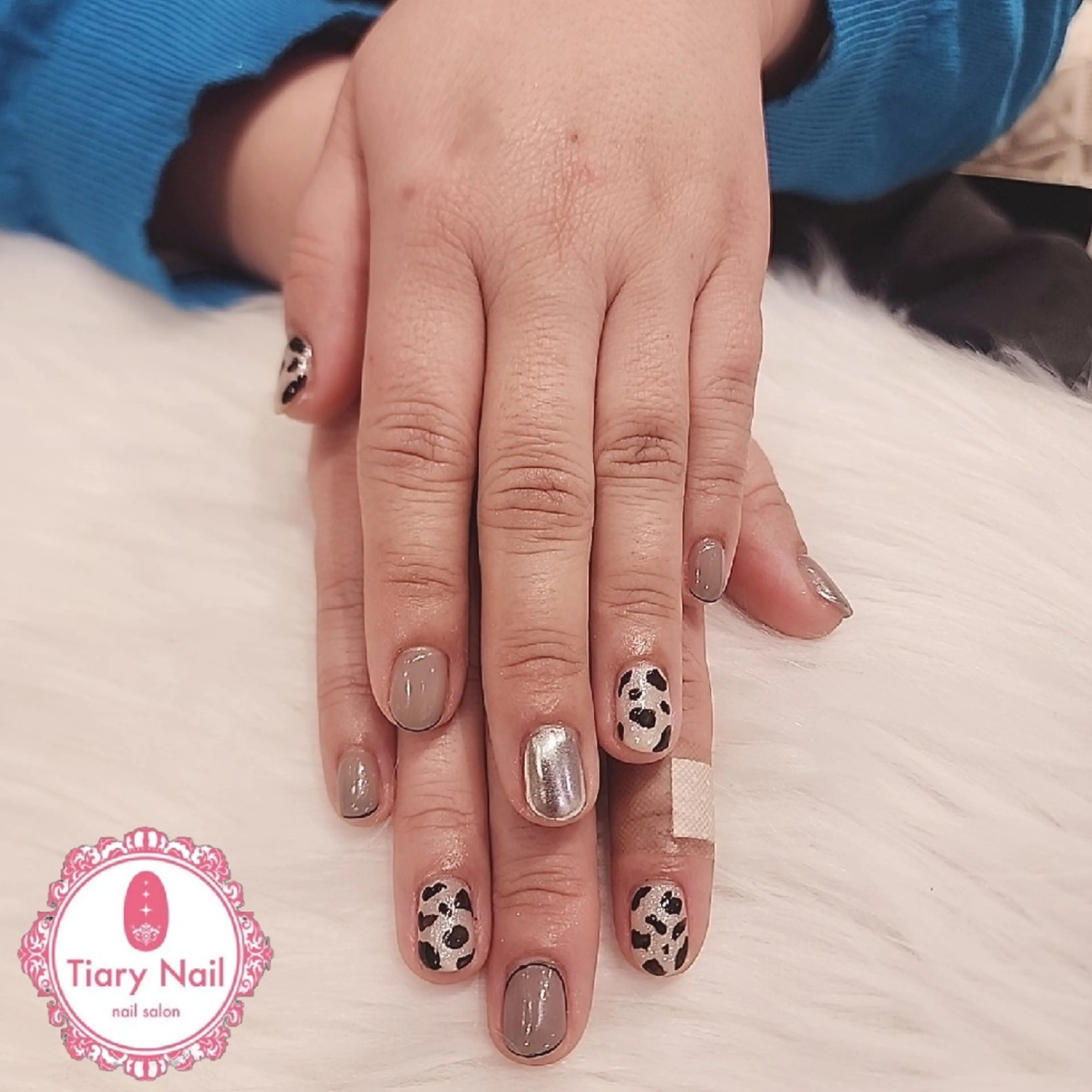 ネイル ハンドネイル 💙🤍Tiary M🤍💙のネイルデザイン