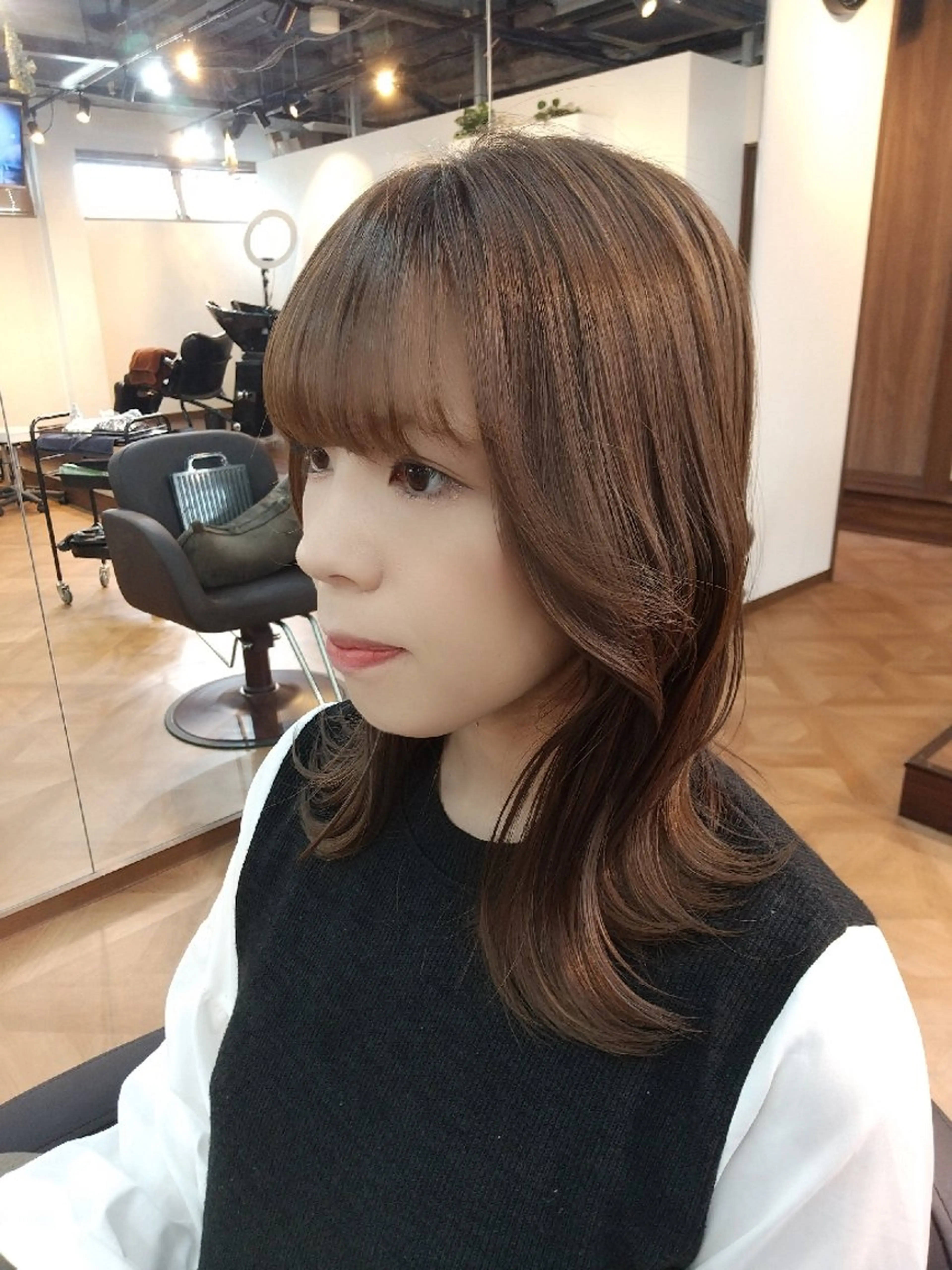 ミディアム カラー ベージュカラー ブリーチ ブリーチなしカラー くびれヘア 久村 奈菜のヘアスタイル