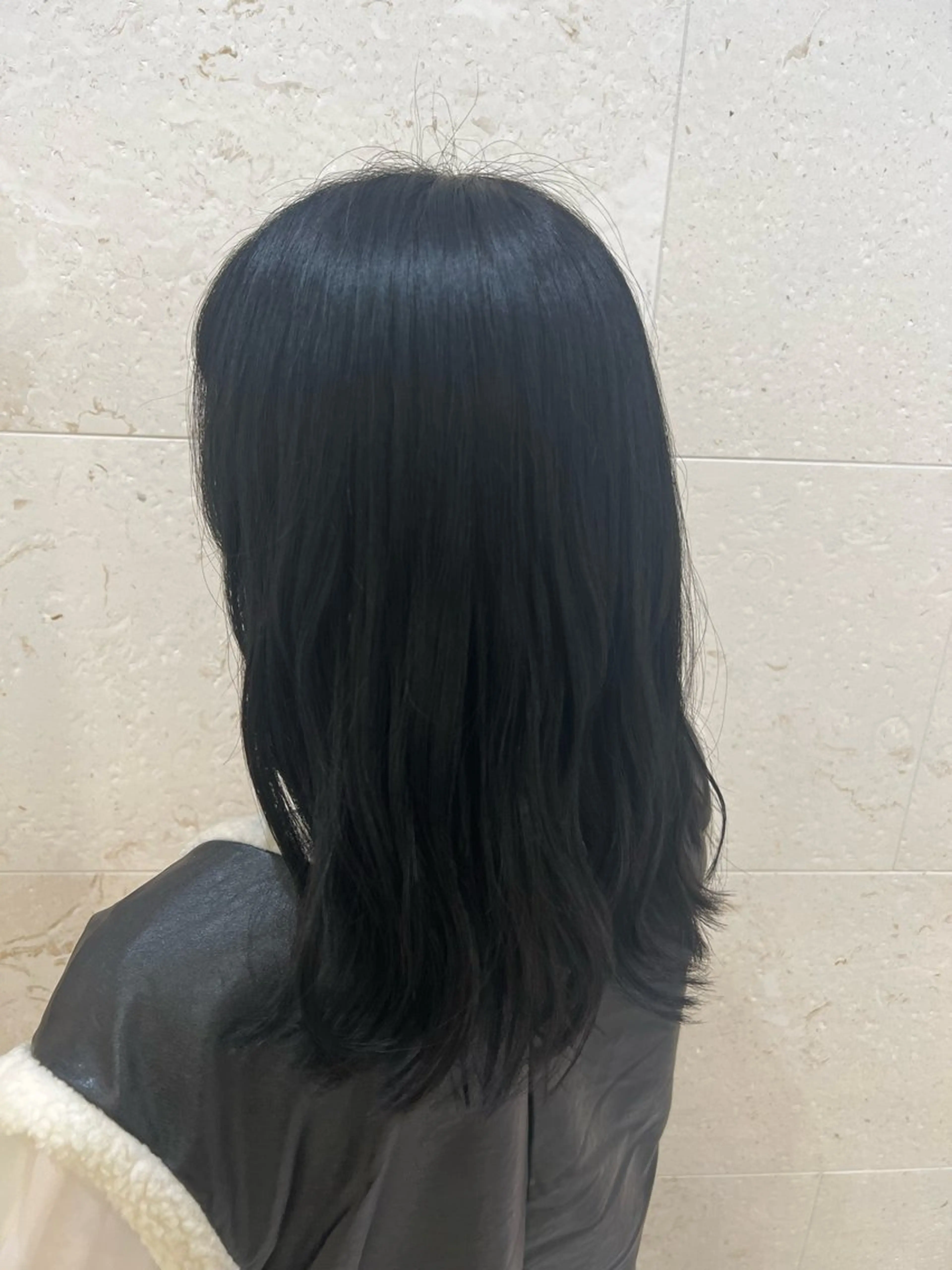 ロング カラー 黒髪 ブルーカラー ブルーブラック ヘアカラー トリートメント 鈴木 愛華のヘアスタイル