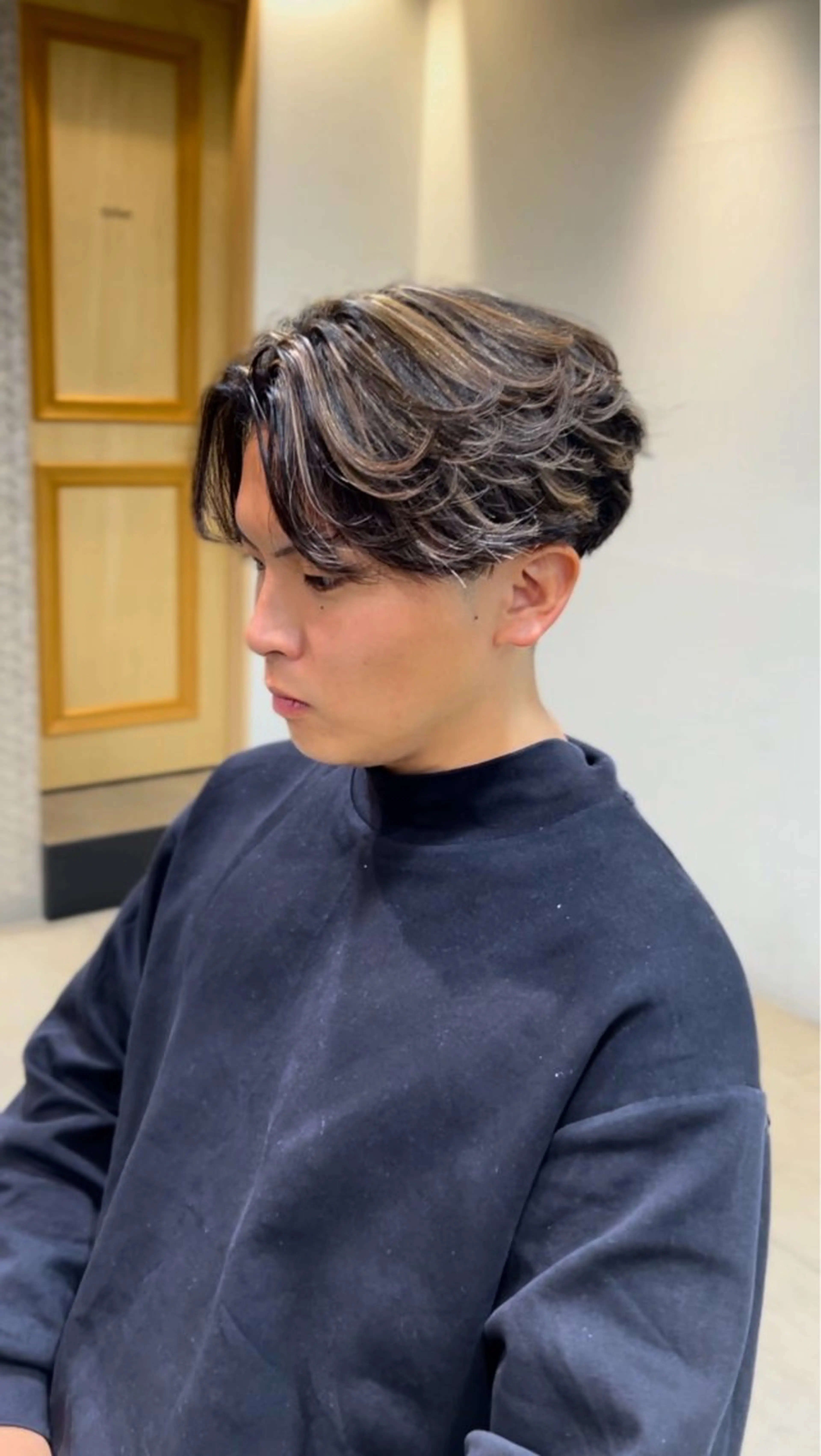 パーマ メンズ センターパート メンズハイライト 心斎橋バレイヤージュ 小林勝貴のヘアスタイル
