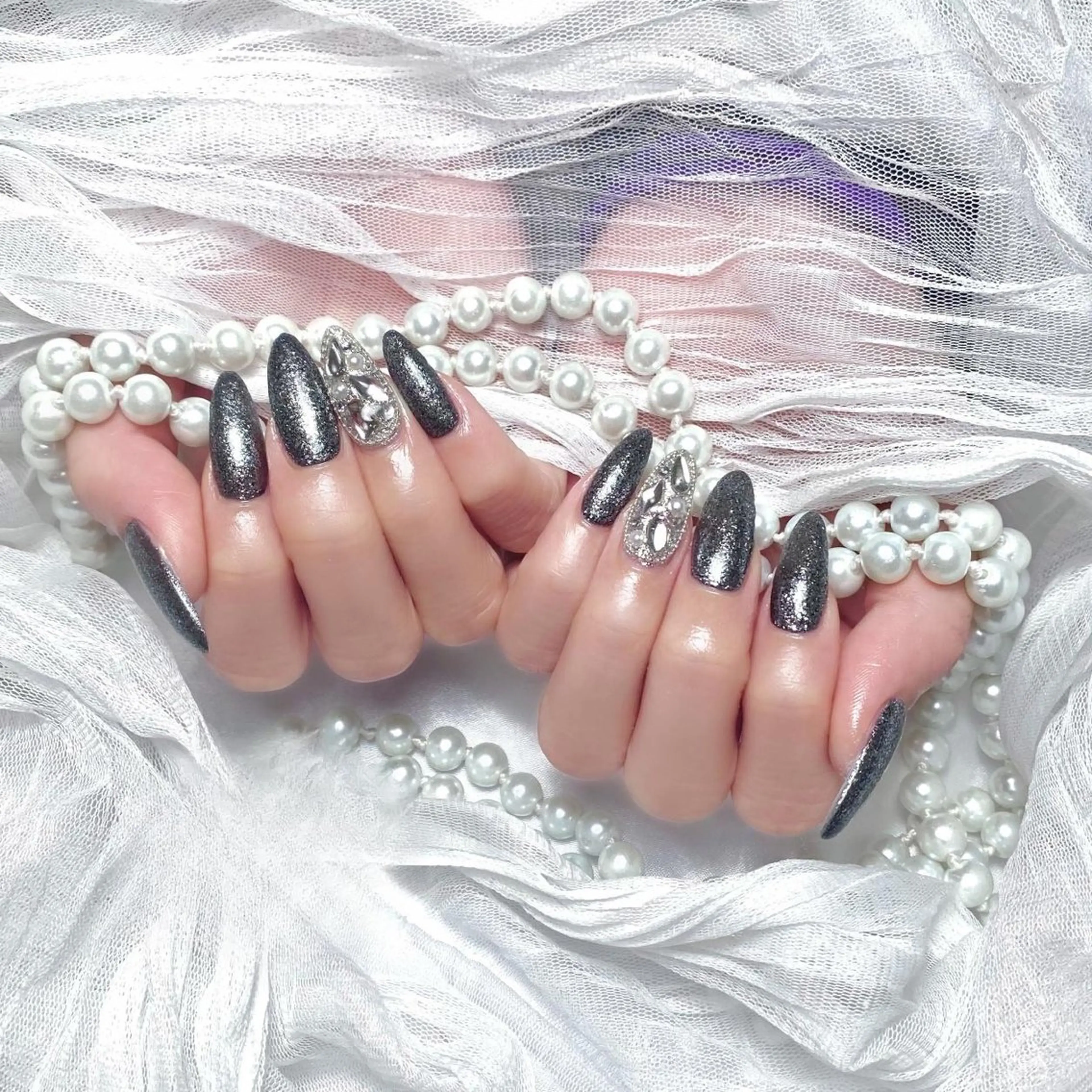 【HANDオフ無し】2本ストーン埋め尽くし　ネイルデザインの写真