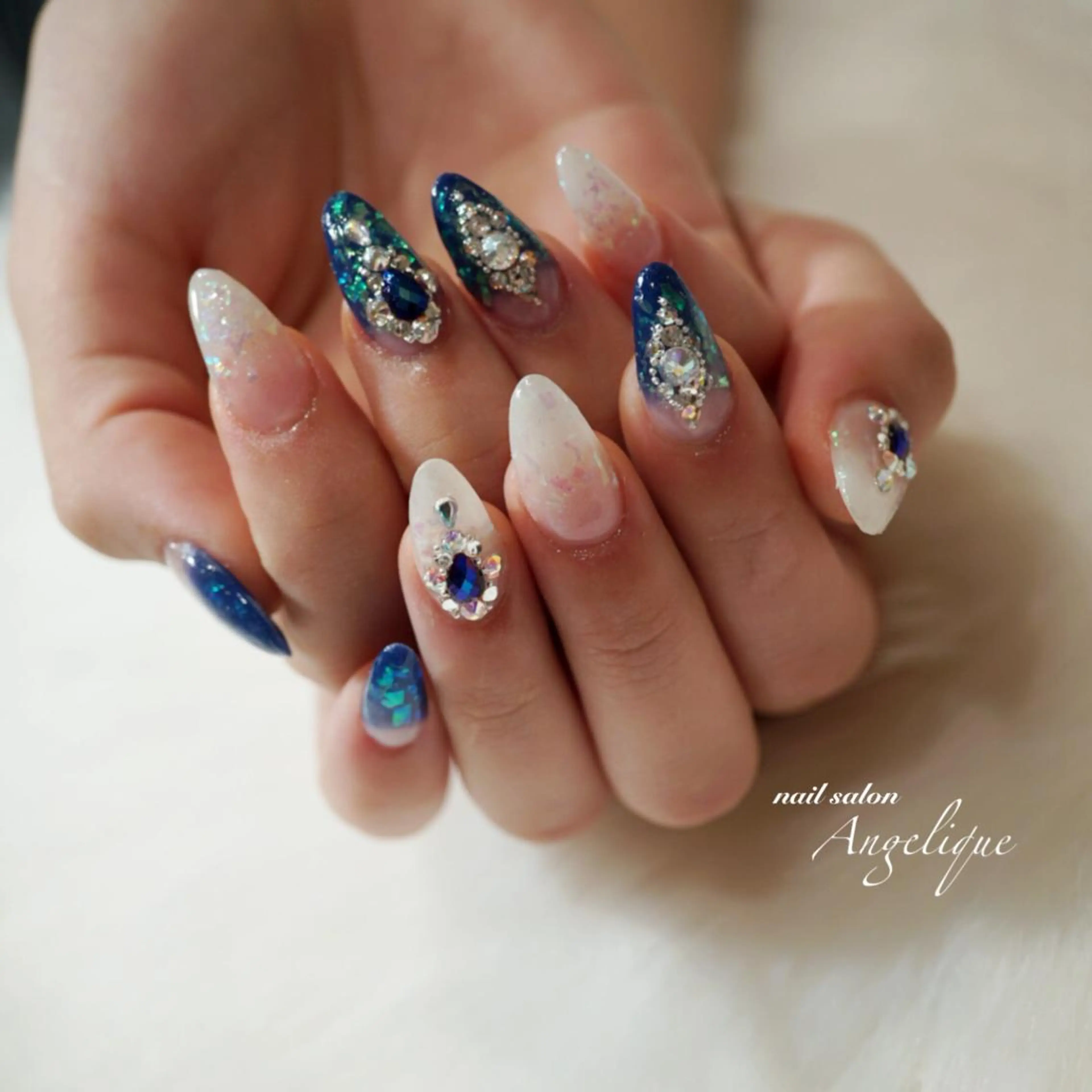 ショート ネイル ブルー グリーン キラキラネイル Angelique所属・Nail salon Angeliqueのネイルデザイン