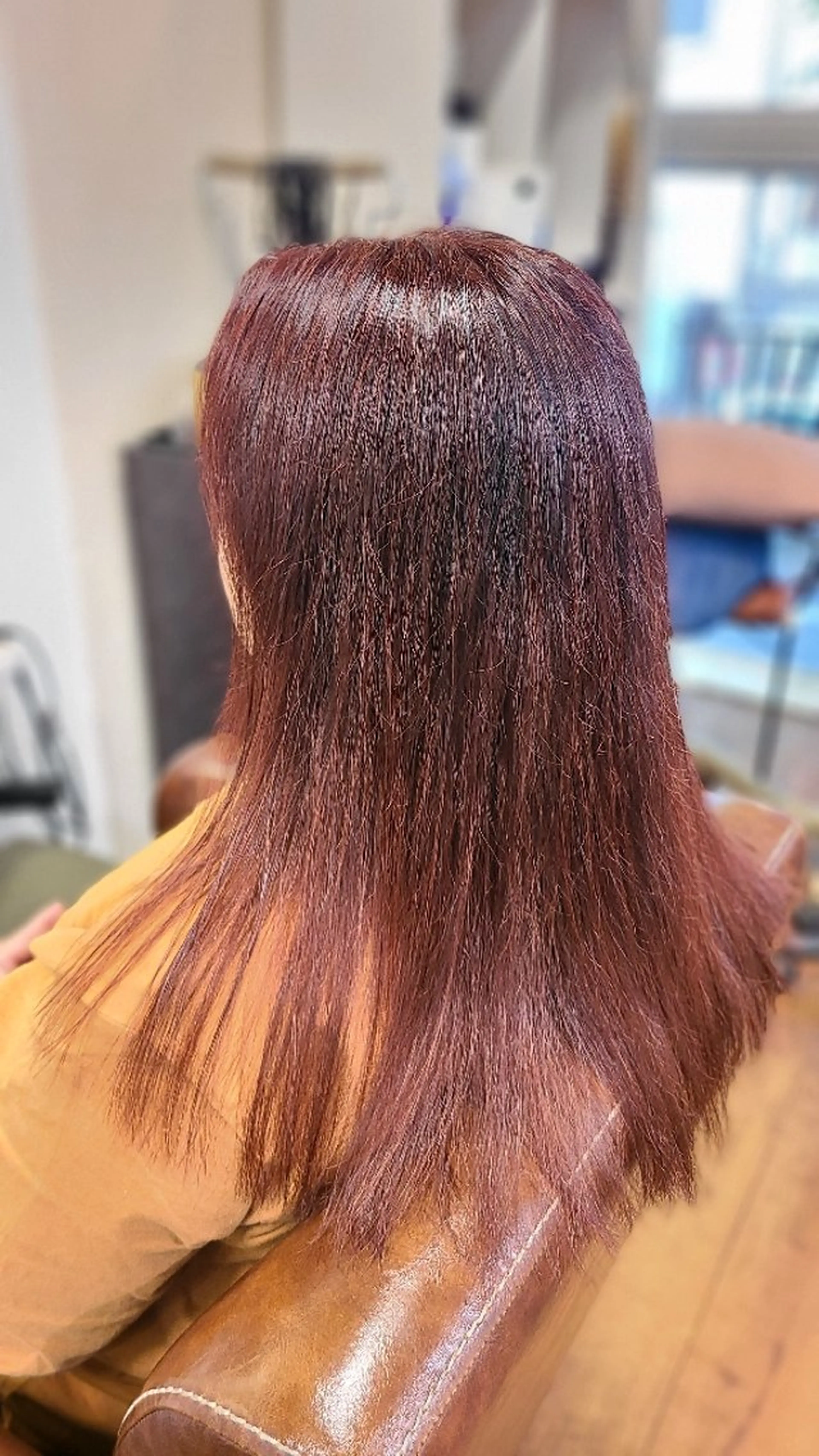 カラー ボルドーカラー 縮毛矯正 石田 和奏のヘアスタイル