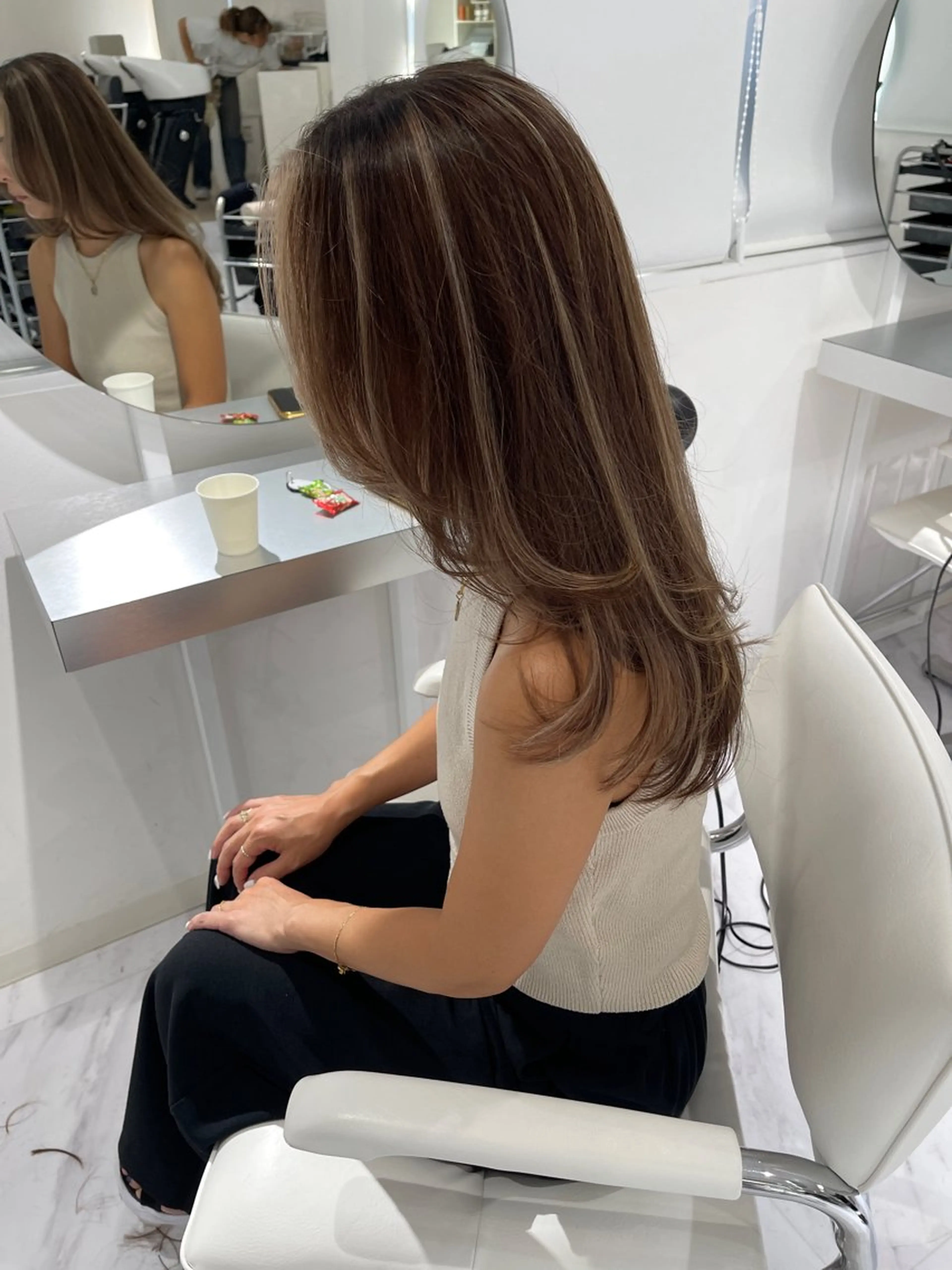 セミロング ハイライト ヘアカラー YOLO 渋谷 RIONAのヘアスタイル