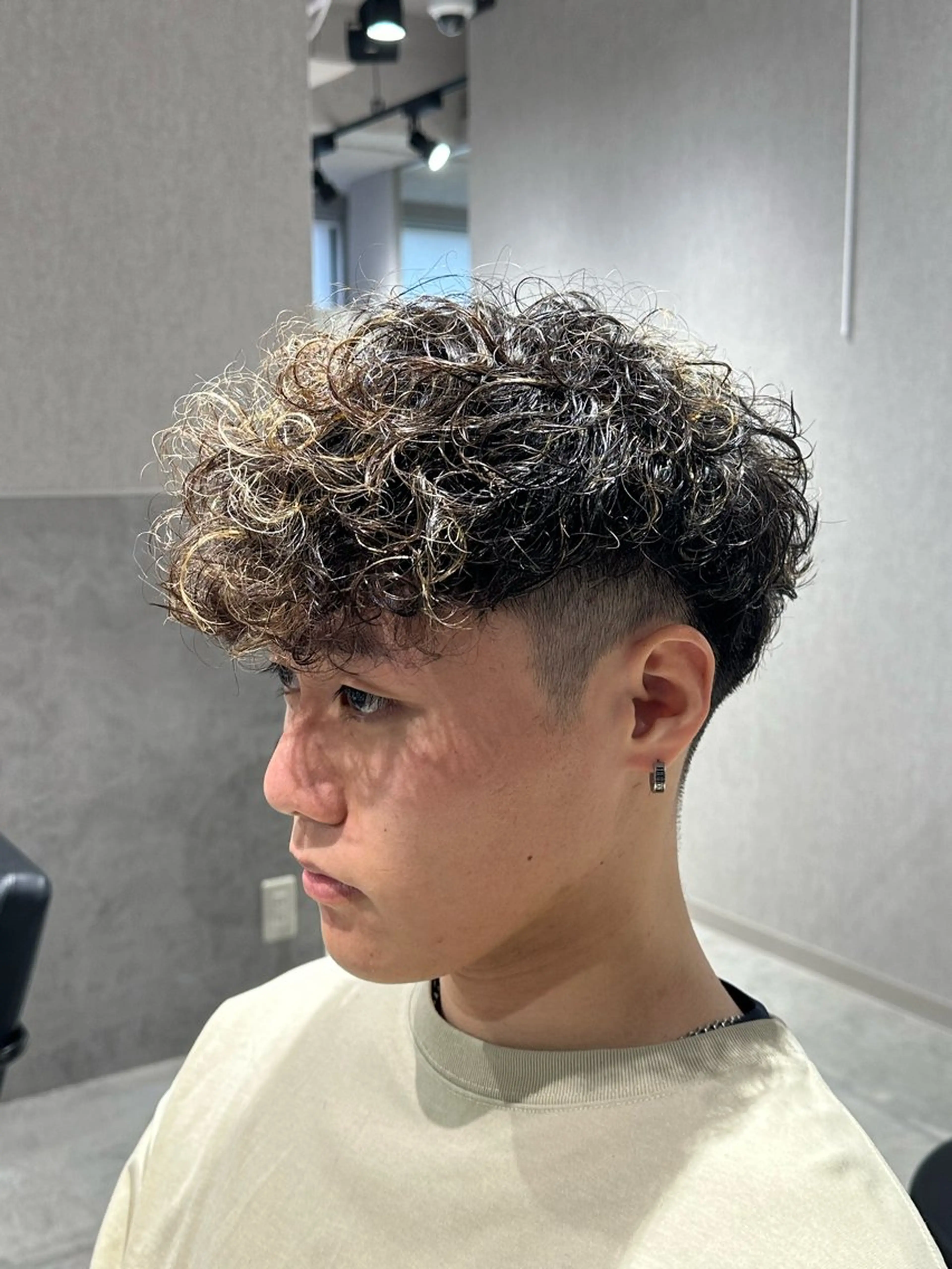 ショート パーマ メンズ メンズハイライト スペインカール ハイライト カット ヘアカラー パーマ フェザーパーマ職人 🪶ryosukeのヘアスタイル