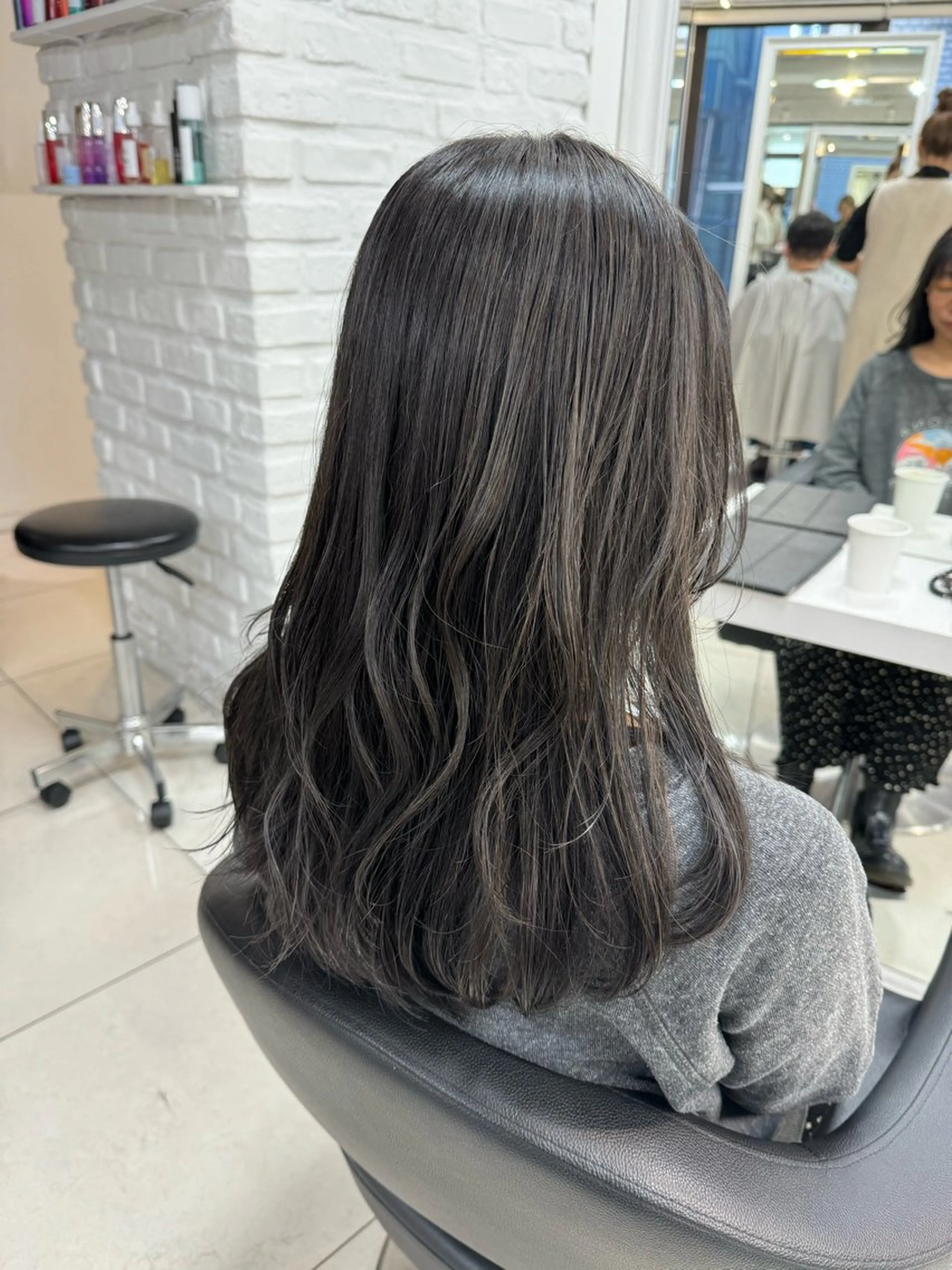 ロング カラー アッシュ アッシュグレー アッシュグレージュ グレージュ ハイライトカラー カット ヘアカラー トリートメント 【デザインカラー】 粥川佳日望のヘアスタイル