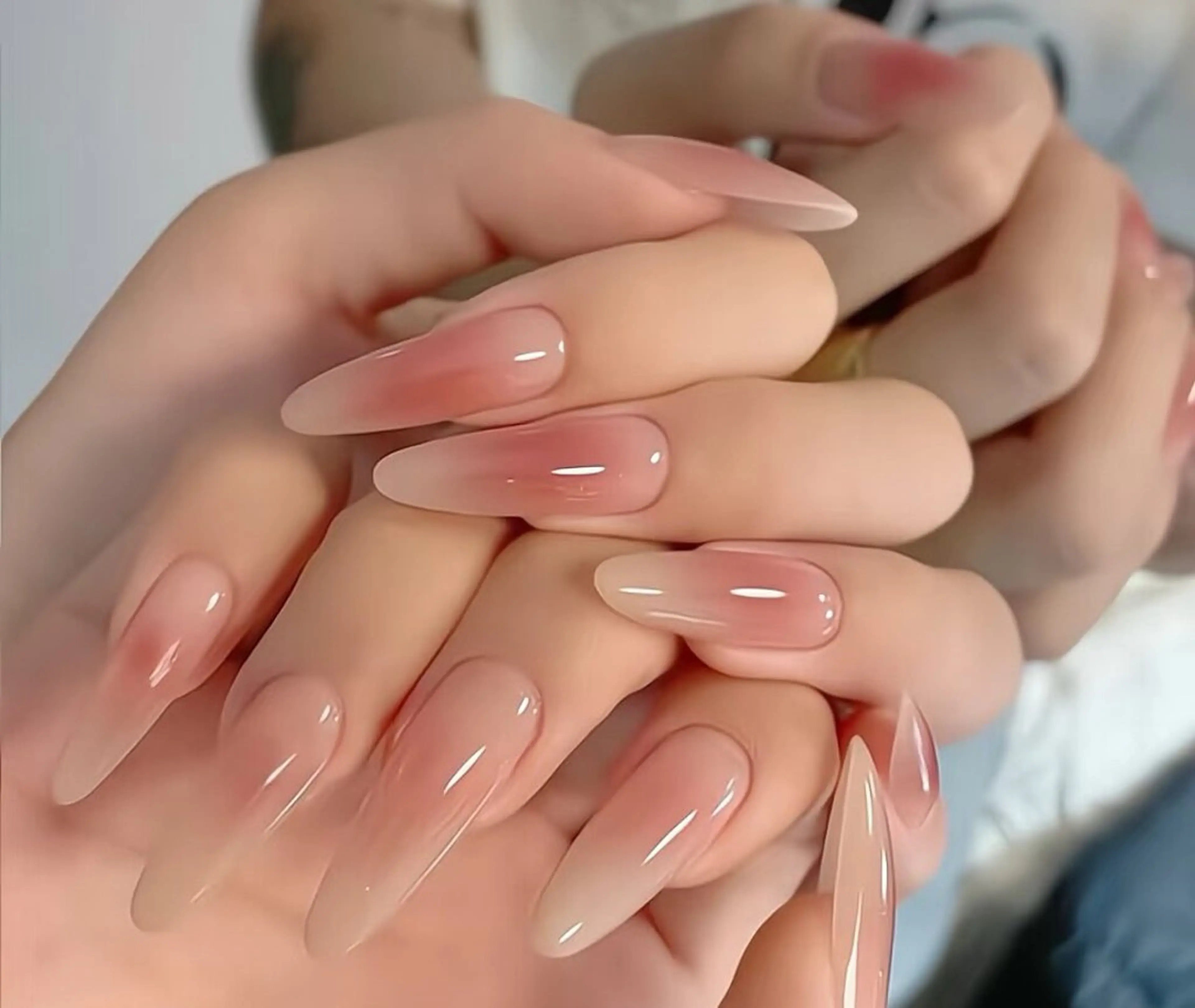 《HAND》ぽわっと艶感チークネイルの写真