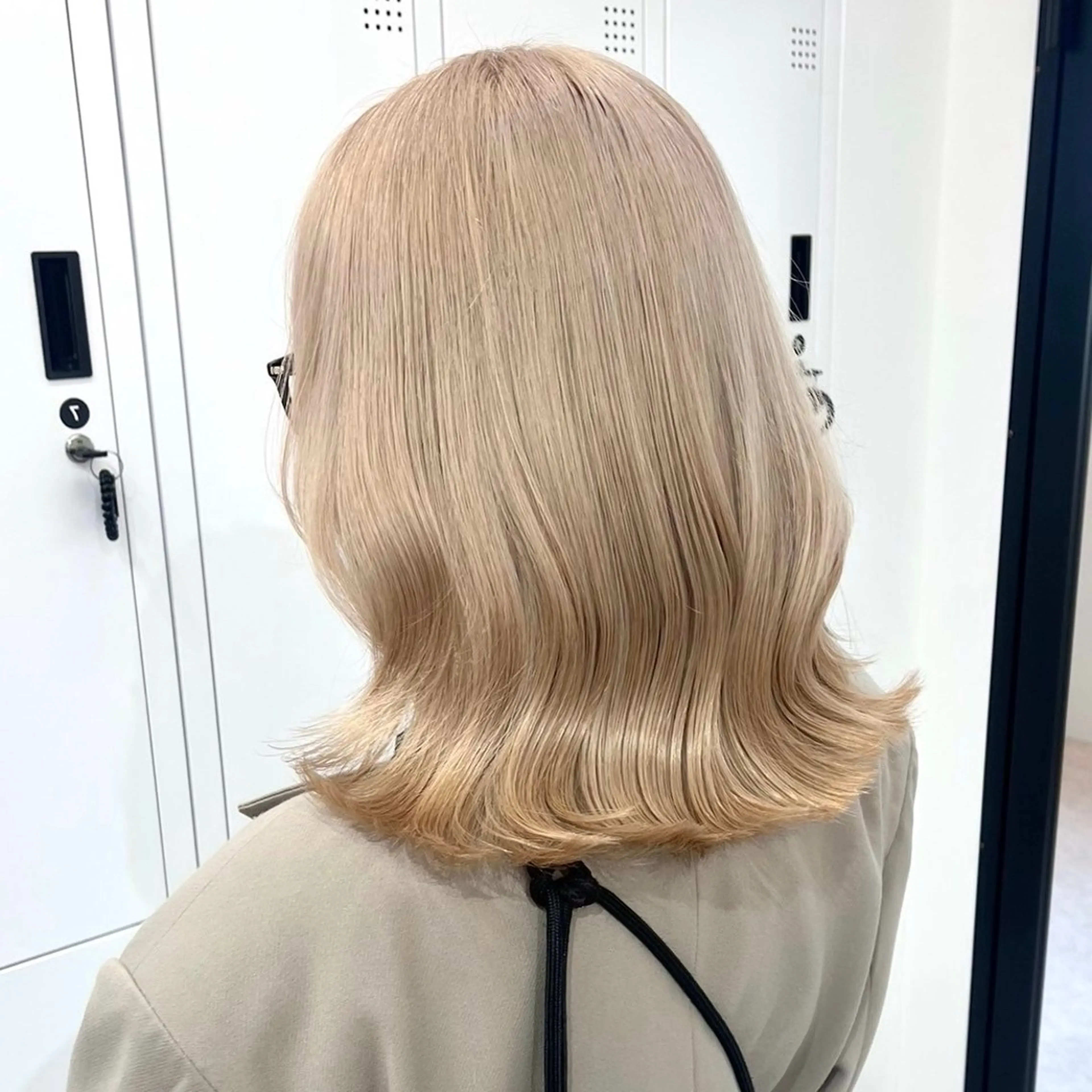 セミロング カラー カット♡ブリーチ ♡NANAMIのヘアスタイル