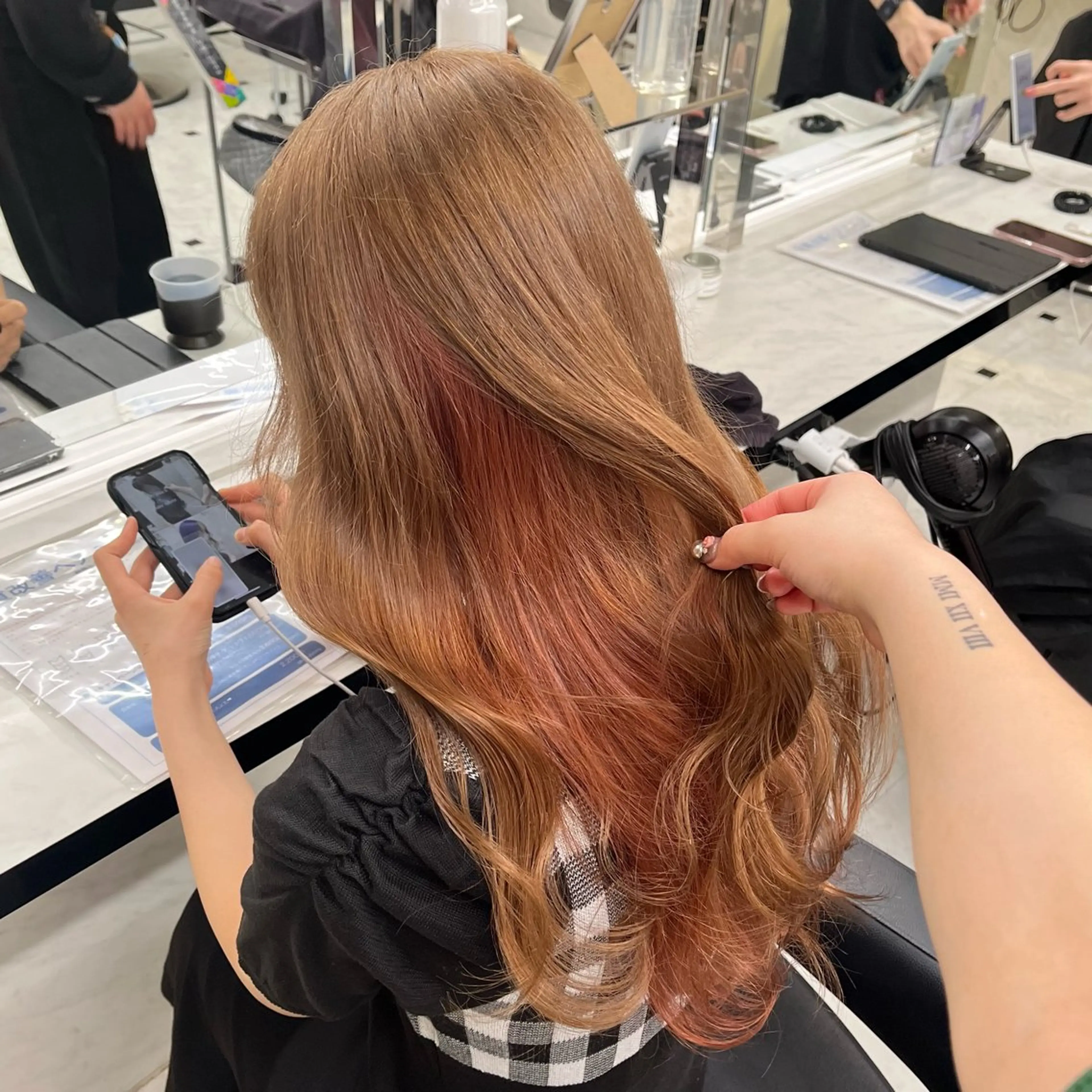 セミロング カラー ヘアアレンジ 🍒透明感カラー🌨 🥕ハイトーンカラーのヘアスタイル
