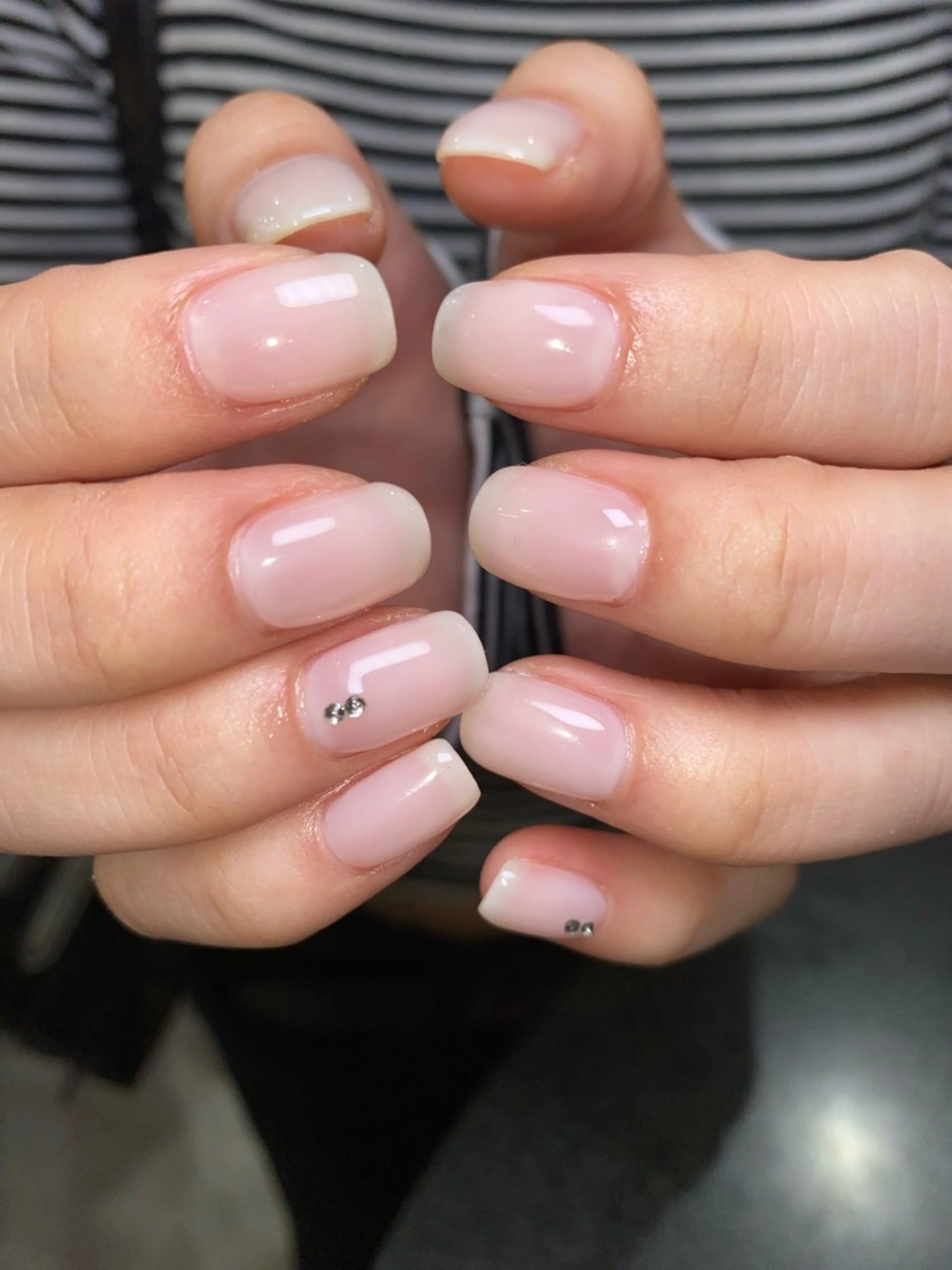 ネイル ストーンネイル ホワイト ハンドネイル Dark Honey karinのネイルデザイン